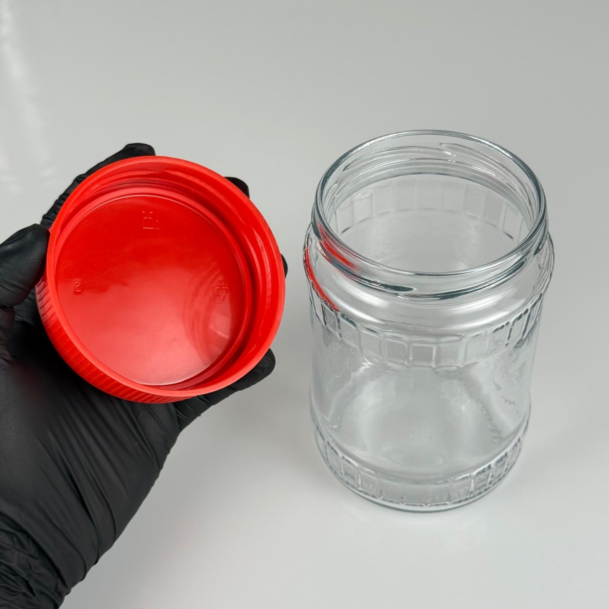 580 CC FASİT CAM KAVANOZ - KIRMIZI PLASTİK KAPAKLI - 580 ML FACET CAM KAVANOZ