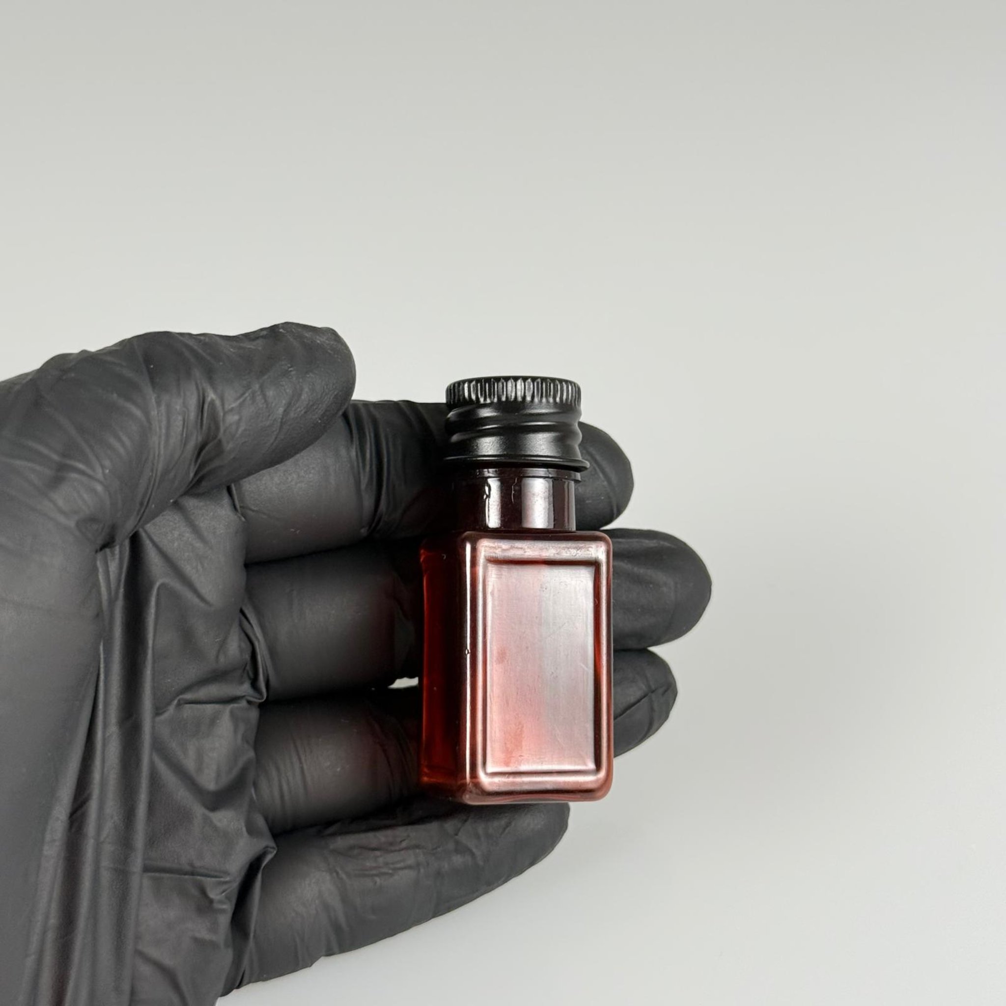 10 CC AMBER KARE PET SHOT ŞİŞE - KÖPÜK CONTALI SİYAH ALÜMİNYUM METAL KAPAKLI + DAMLALIKLI KOLONYA TIPALI TAKIM - 10 ML KAHVERENGİ PLASTİK ŞİŞE