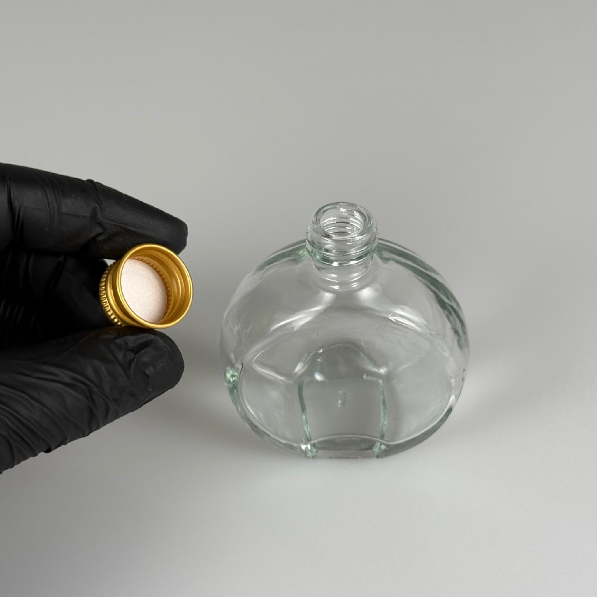 50 CC OVAL YASSI YUVARLAK CAM ŞİŞE + GOLD ALÜMİNYUM METAL KAPAKLI TAKIM - 50 ML ŞEFFAF CAM ŞİŞE