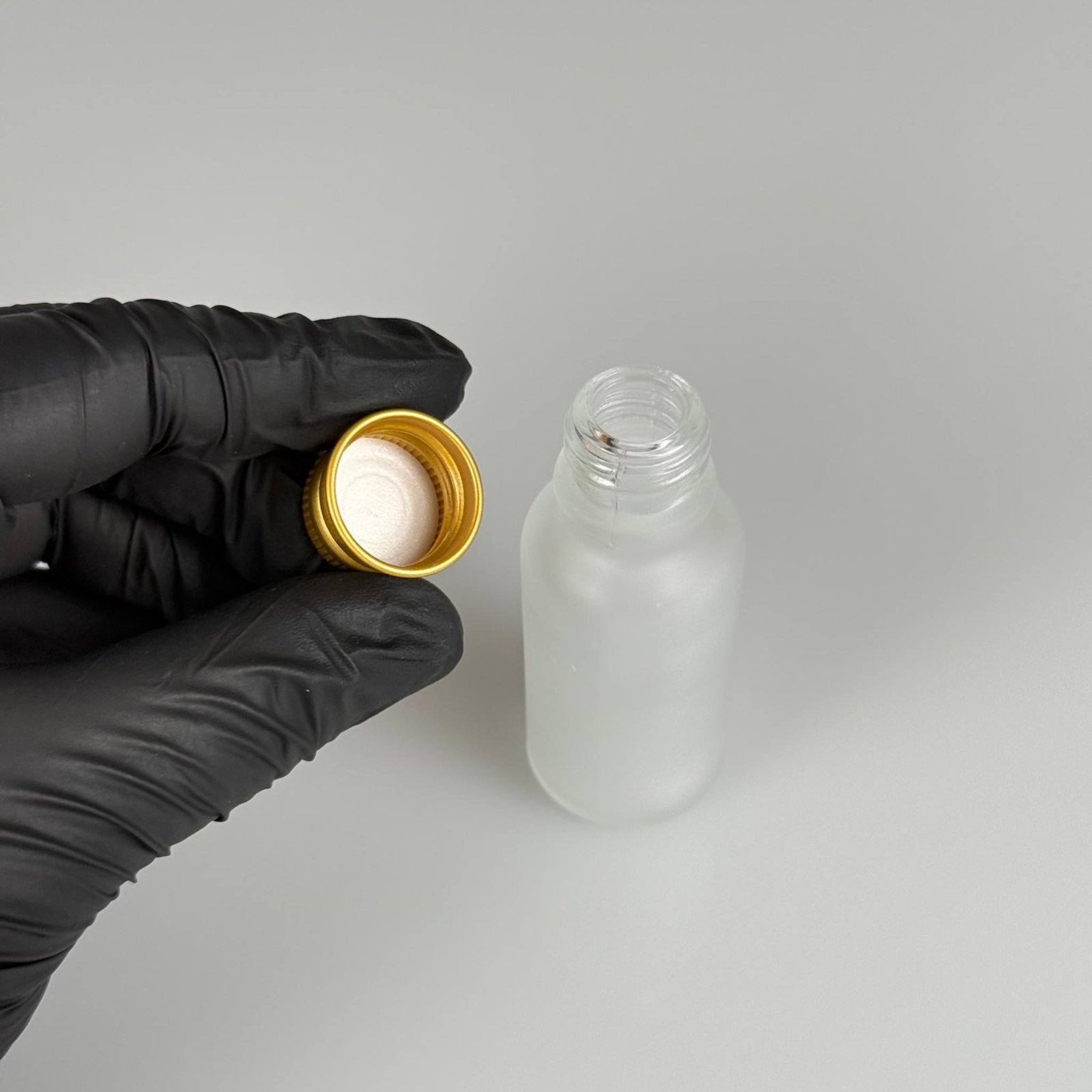 20 CC BUZLU CAM ŞİŞE + KÖPÜK CONTALI GOLD ALÜMİNYUM METAL KAPAKLI TAKIM - 20 ML BUZLU CAM ŞİŞE