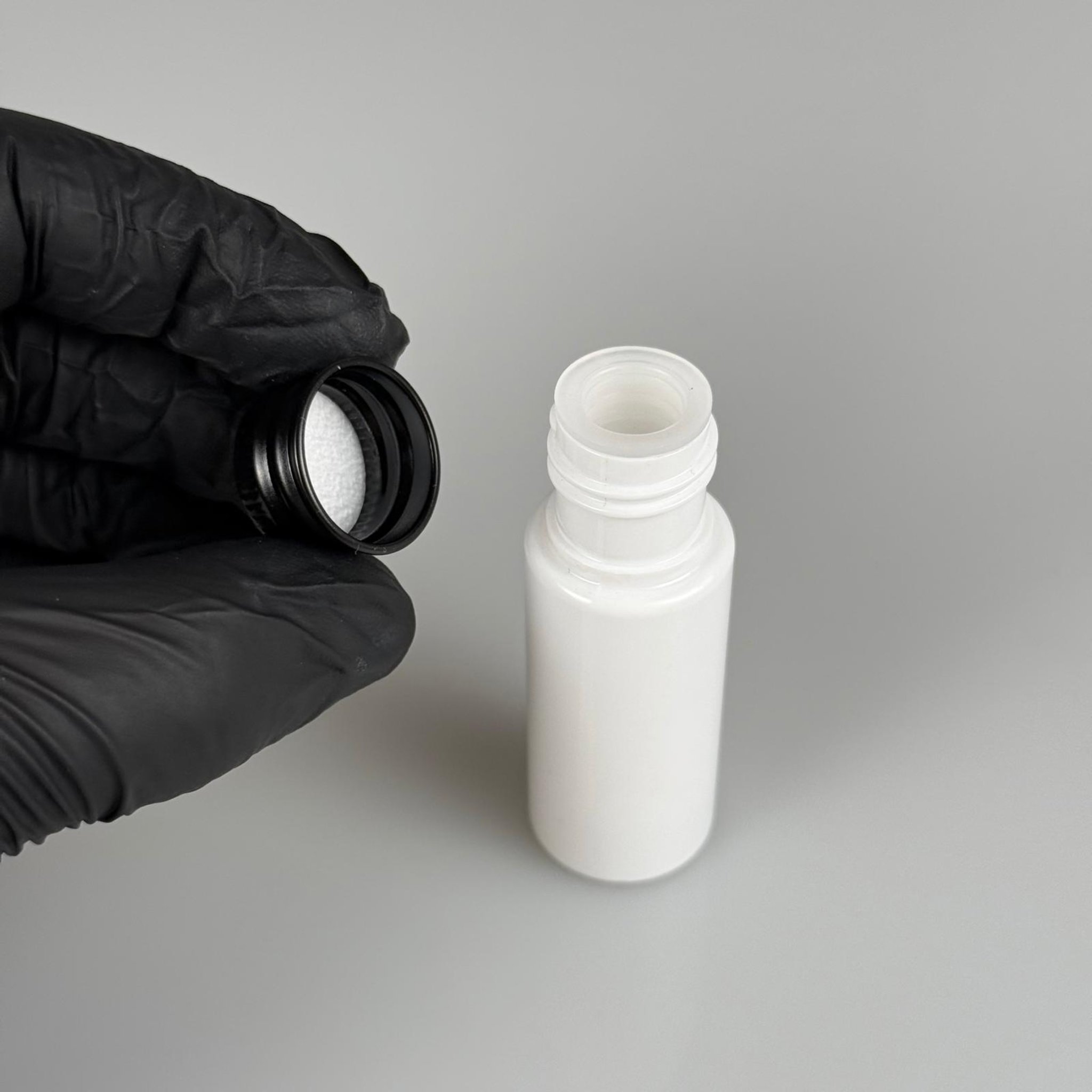 15 CC BEYAZ SİLİNDİR PET ŞİŞE + KÖPÜK CONTALI SİYAH ALÜMİNYUM METAL KAPAKLI + KÖR TIPALI TAKIML - 15 ML BEYAZ PET ŞİŞE