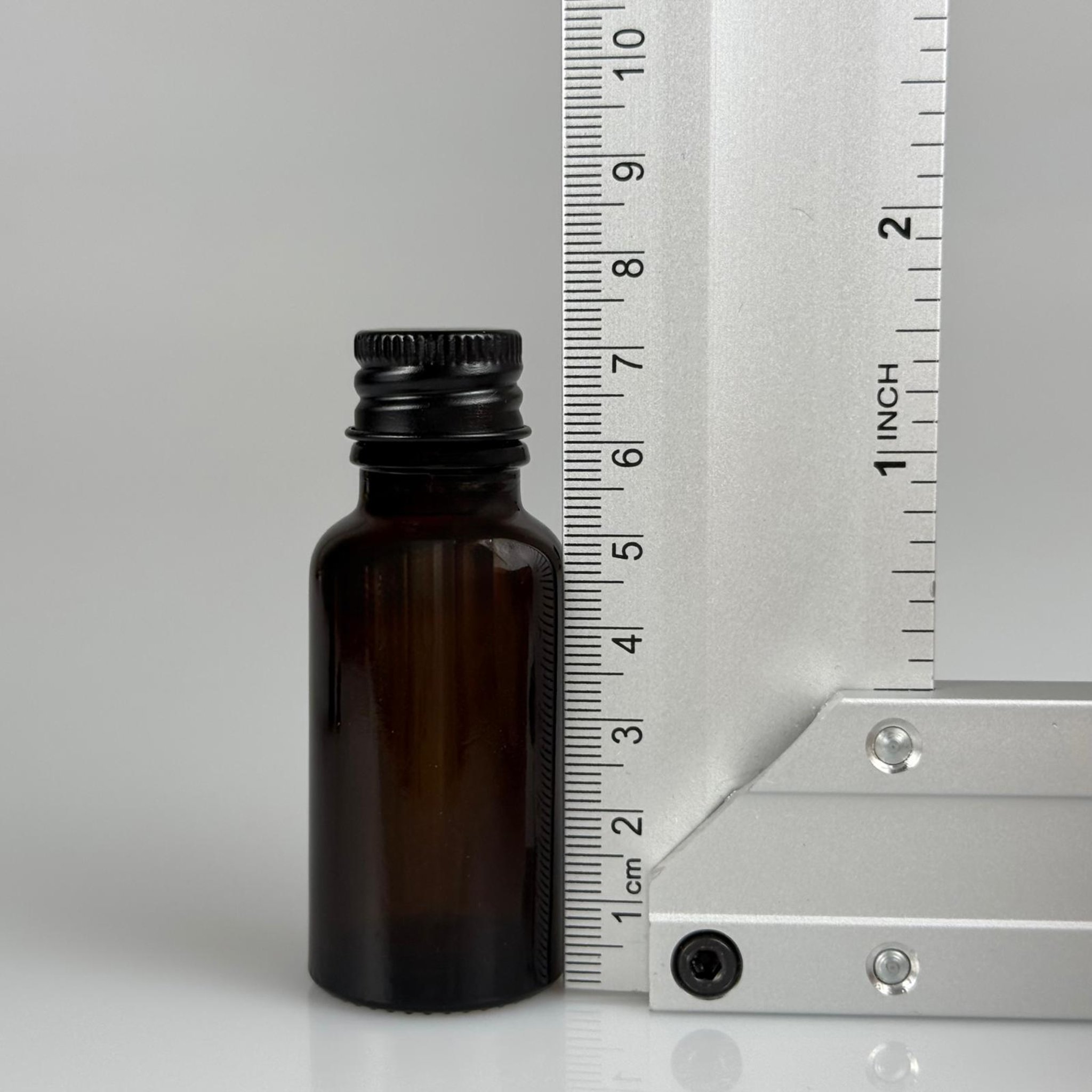 20 CC AMBER CAM ŞİŞE + KÖPÜK CONTALI SİYAH ALÜMİNYUM METAL KAPAKLI TAKIM - 20 ML KAHVERENGİ CAM ŞİŞE