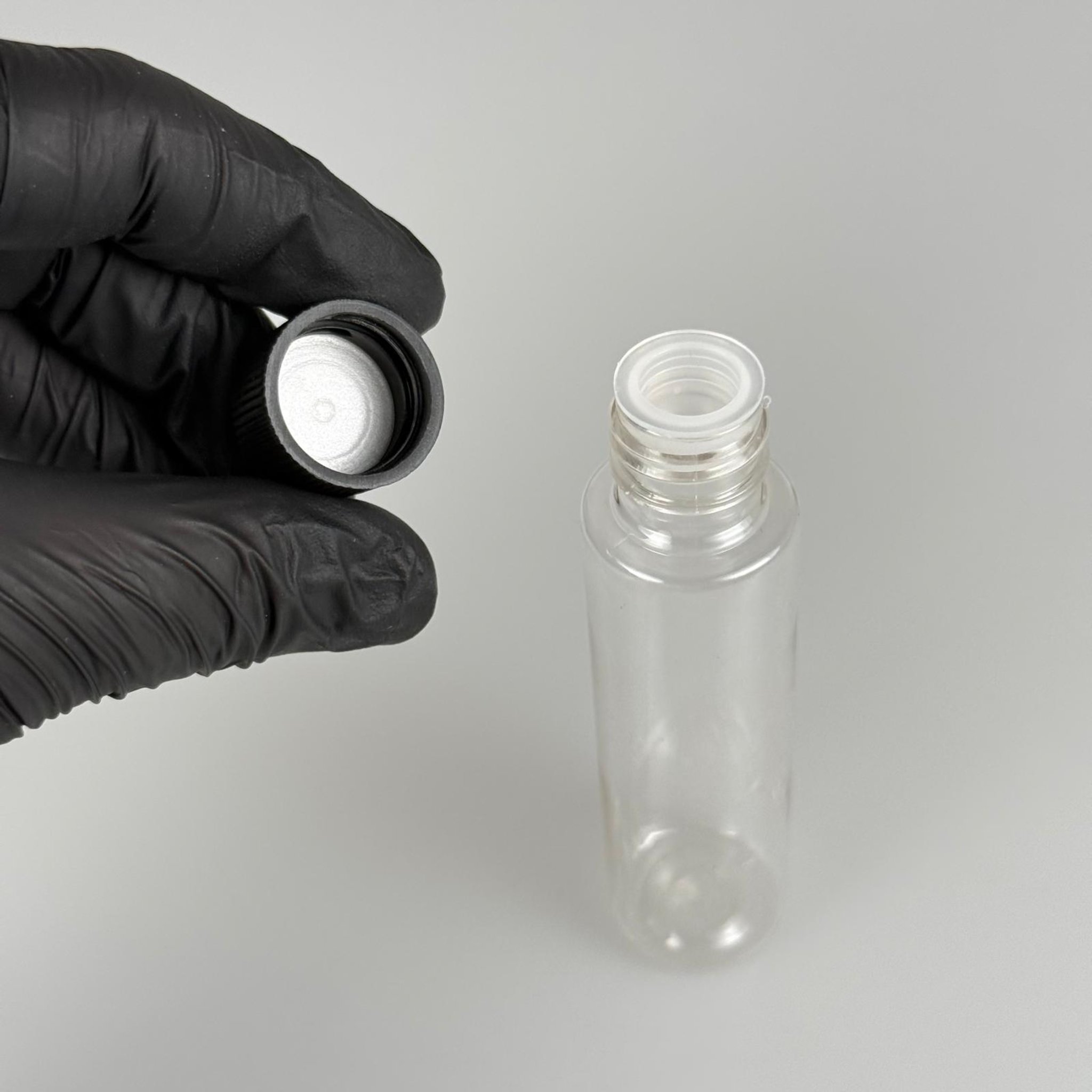 35 ML TIPALI, SIZDIRMAZ KAPAKLI PET ŞİŞE - 35 CC ŞEFFAF PLASTİK ŞİŞE + CONTALI SİYAH KAPAK + KÖR TIPA TAKIM