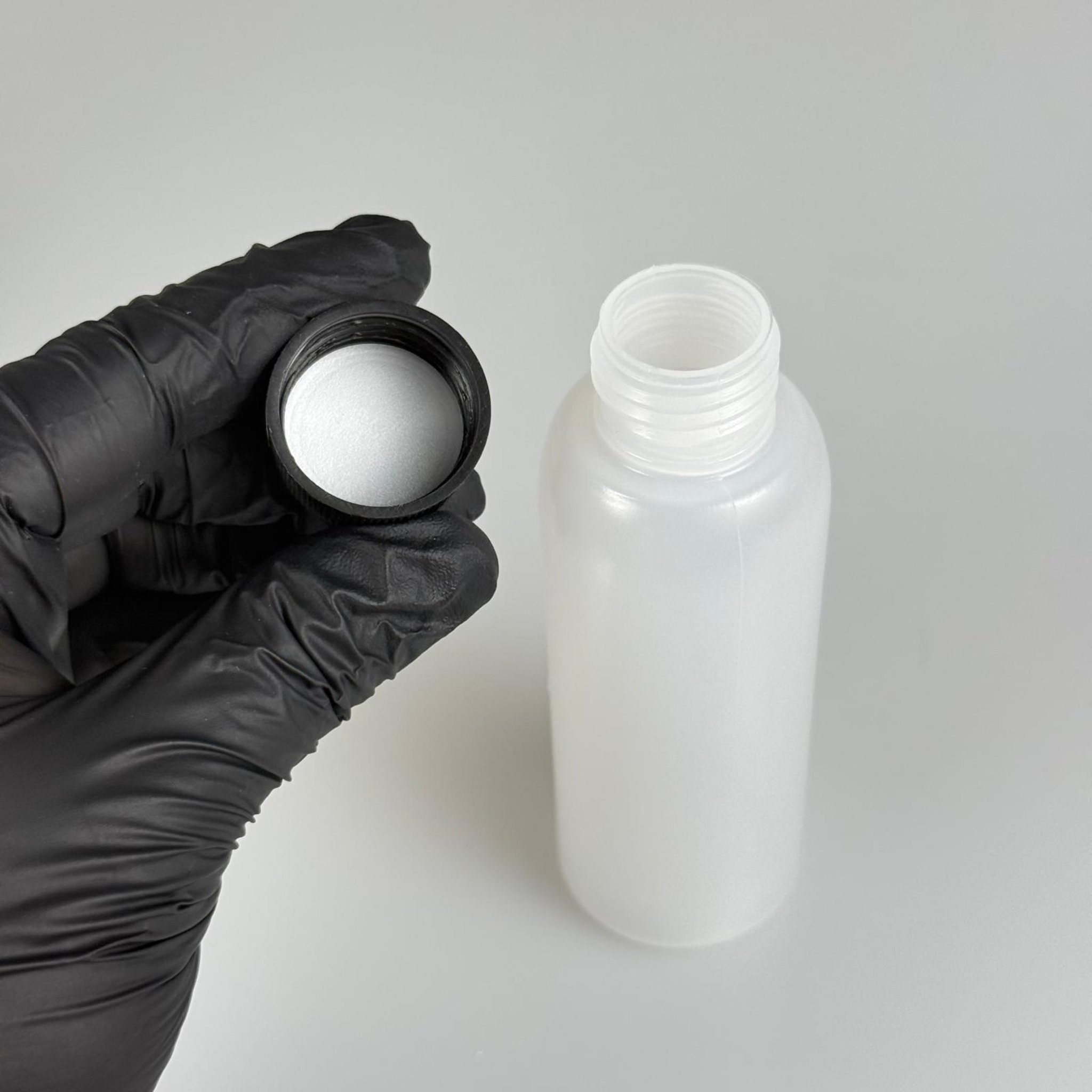 100 ML SIKILABİLİR YUMUŞAK PE POLİETİLEN PLASTİK ŞİŞE - CONTALI SİYAH KAPAKLI ASETON ŞİŞESİ - 100 cc sos, yağ, kartuş, mürekkep vb için boş şişeler