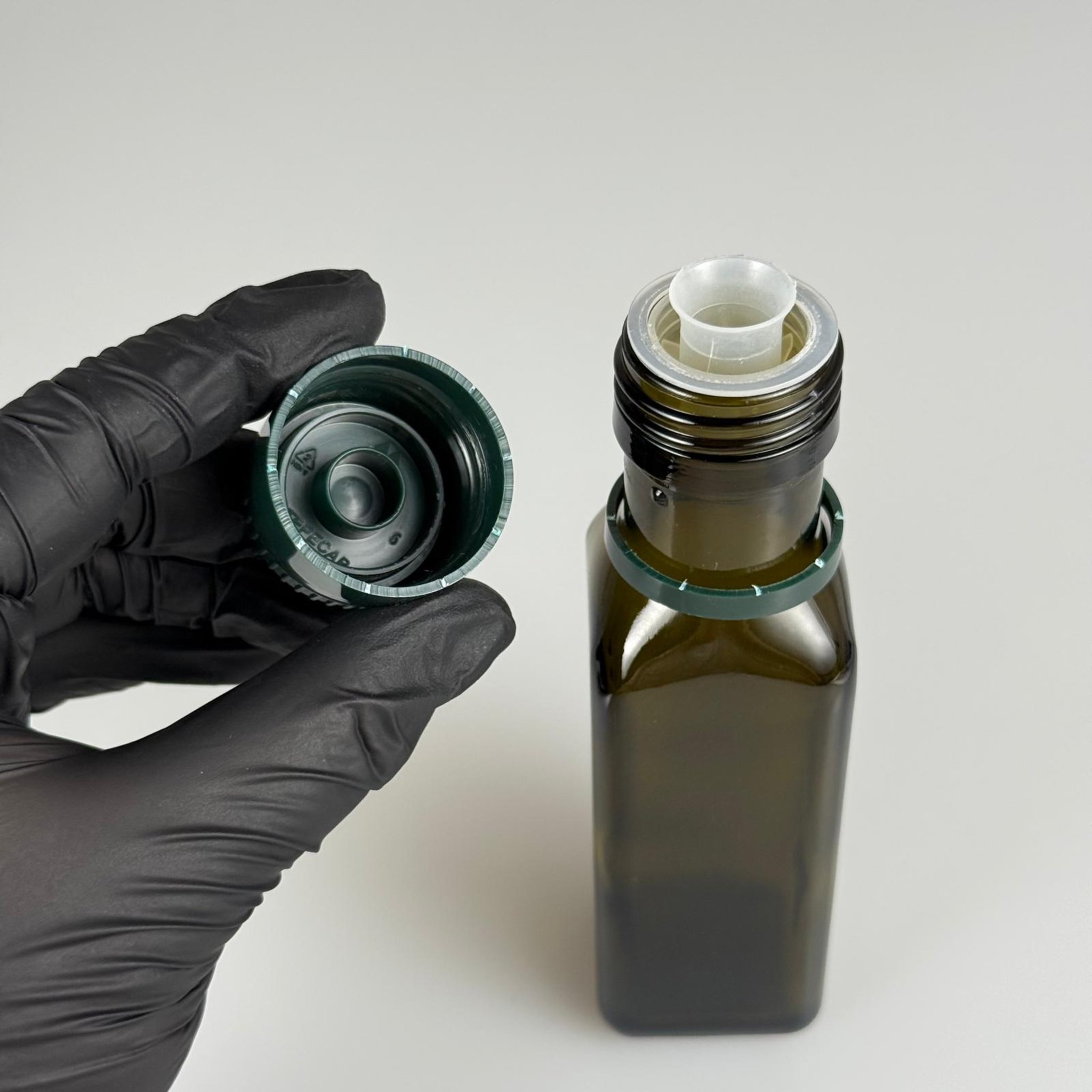 100 CC MARASKA CAM ŞİŞE KOYU YEŞİL (31 MM AĞIZ) - AKITICILI YEŞİL KİLİTLİ KAPAKLI - 100 ML KÖŞELİ KARE MARASCA YAĞ VE SOS ŞİŞELERİ