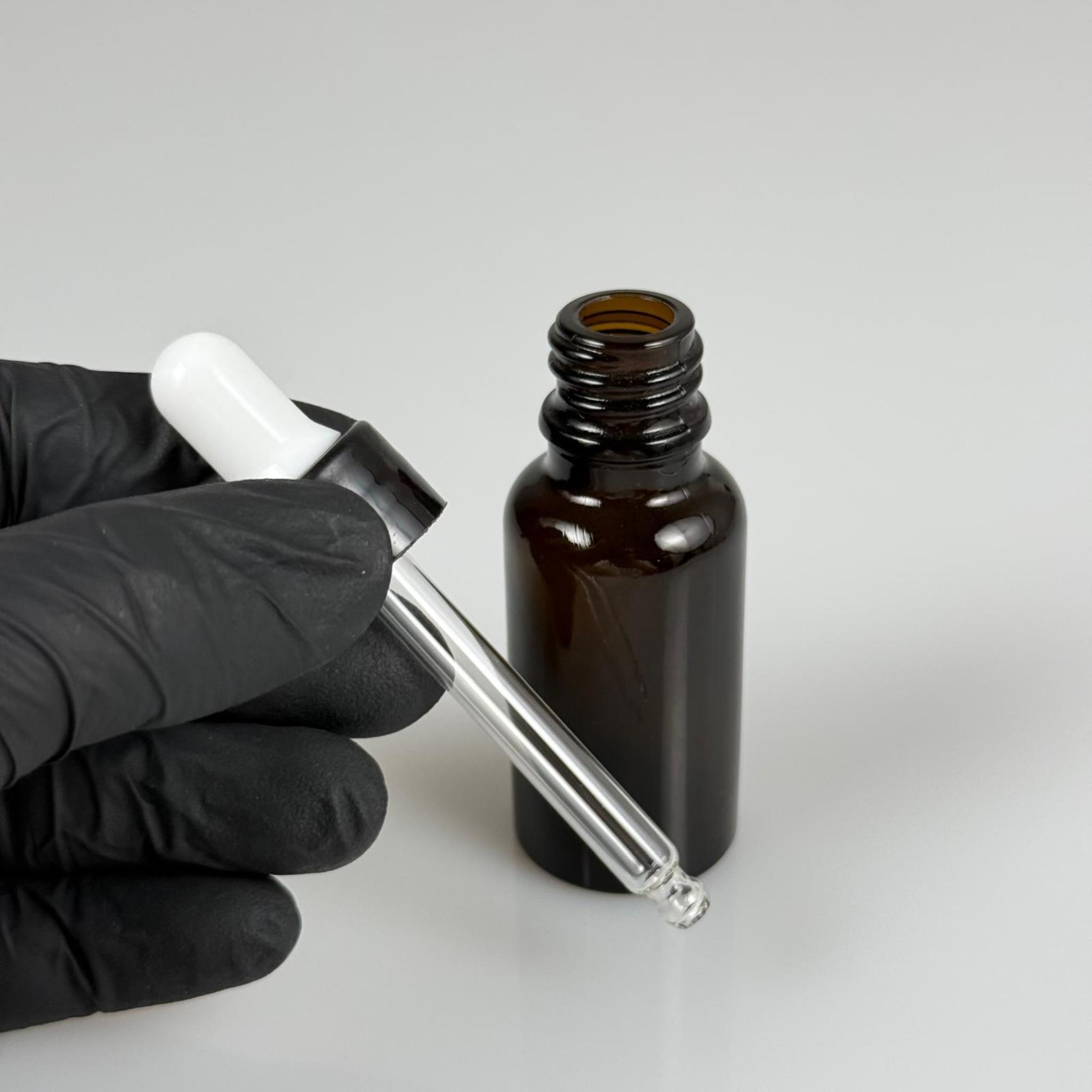 20 CC ÜST KALİTE AMBER CAM DAMLALIKLI ŞİŞE - BEYAZ EMZİK + SİYAH DÜZ KAPAK + CAM PİPET TAKIM - 20 ML ÜST KALİTE KAHVERENGİ DAMLALIKLI ŞİŞE SETİ
