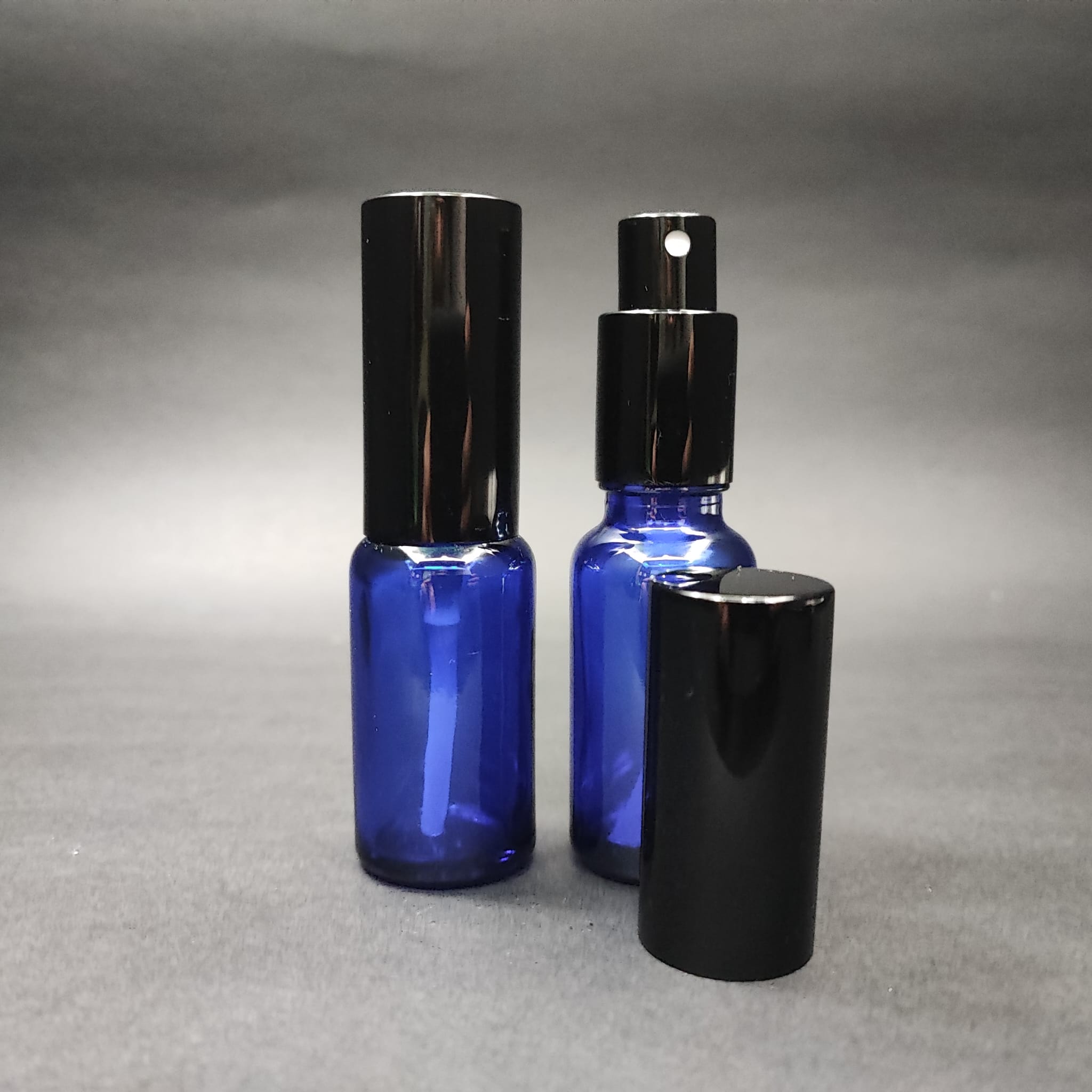 20 ML LÜKS VİDALI VALF ÇEVİRME PARFÜM ŞİŞELERİ - 20 CC MAVİ CAM ŞİŞE - SİYAH METAL SPREYLİ KAPAKLI SET