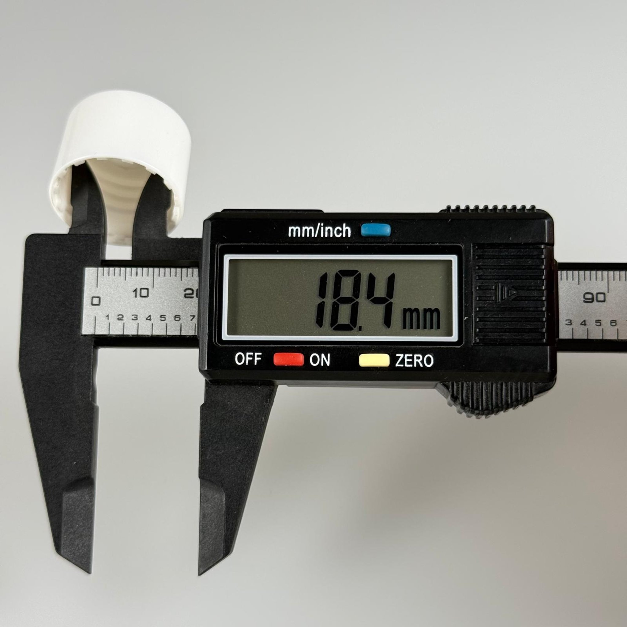 20 MM DELİKLİ BEYAZ KAPAK