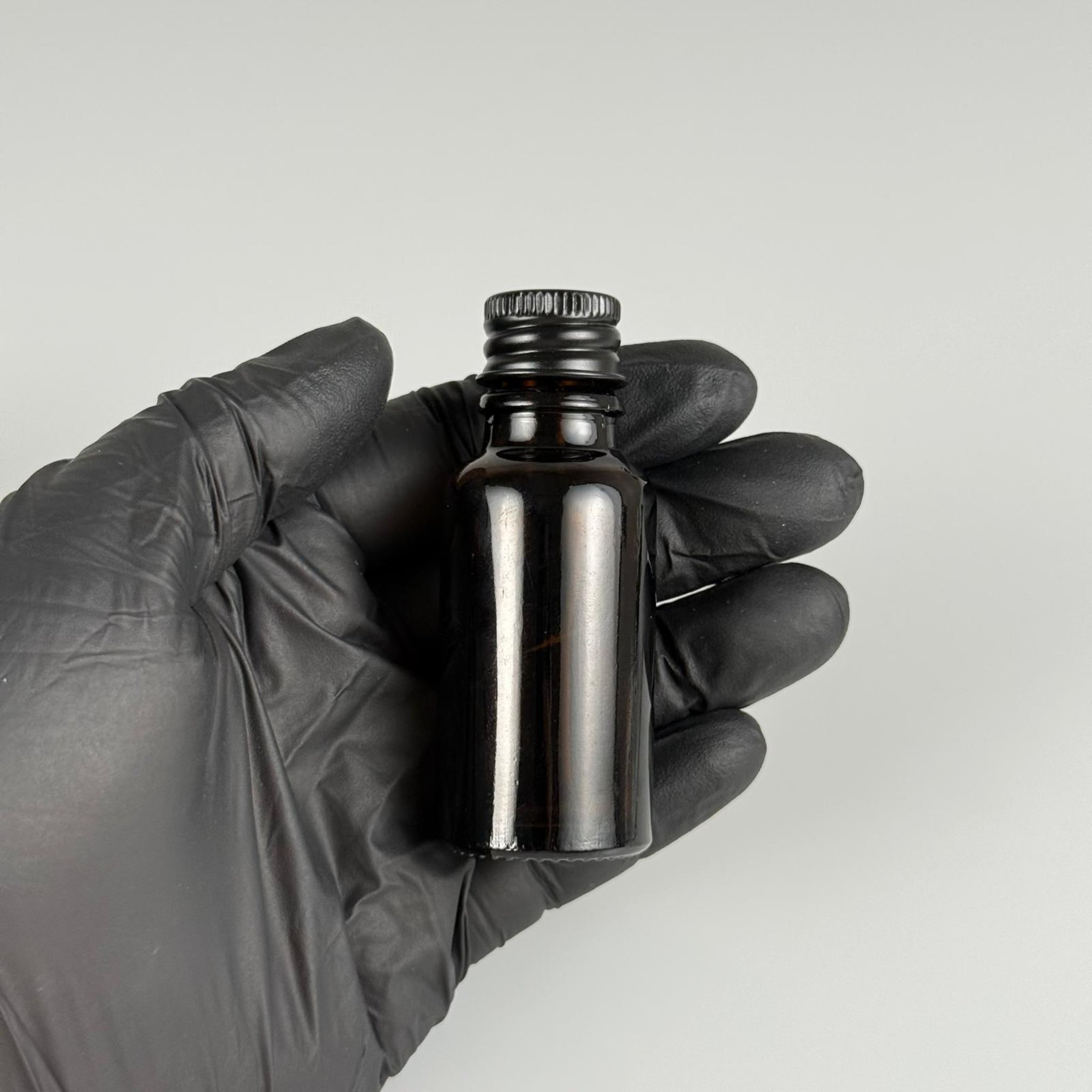 20 CC AMBER CAM ŞİŞE + KÖPÜK CONTALI SİYAH ALÜMİNYUM METAL KAPAKLI + DAMLALIKLI KOLONYA TIPALI TAKIM - 20 ML KAHVERENGİ CAM ŞİŞE