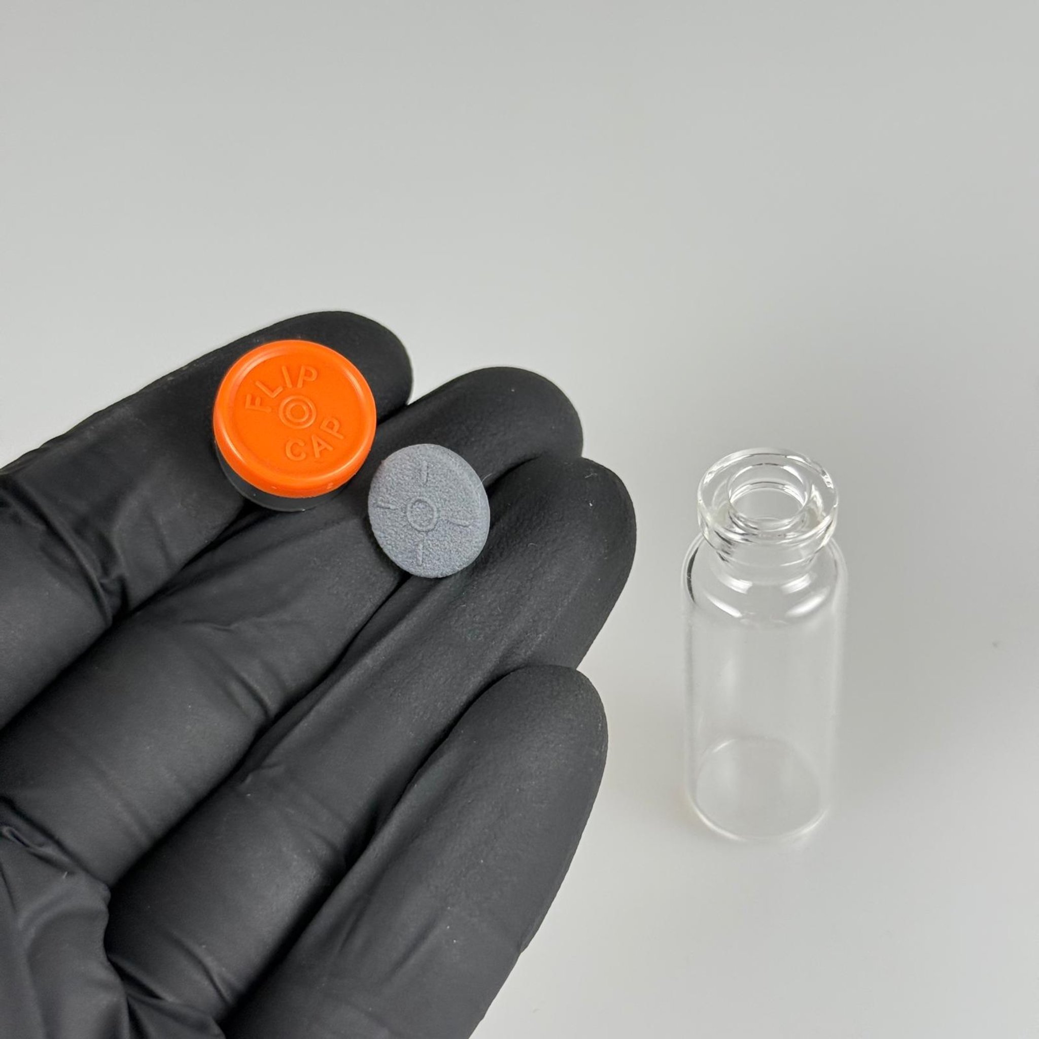 4 ML VİAL FLAKON ŞİŞE- 13 AĞIZ 4 CC ŞEFFAF CAM İLAÇ ŞİŞESİ + KAUÇUK BUTİL ENJEKTÖR TIPASI + TURUNCU FLAKON KAPAKLI TAKIM