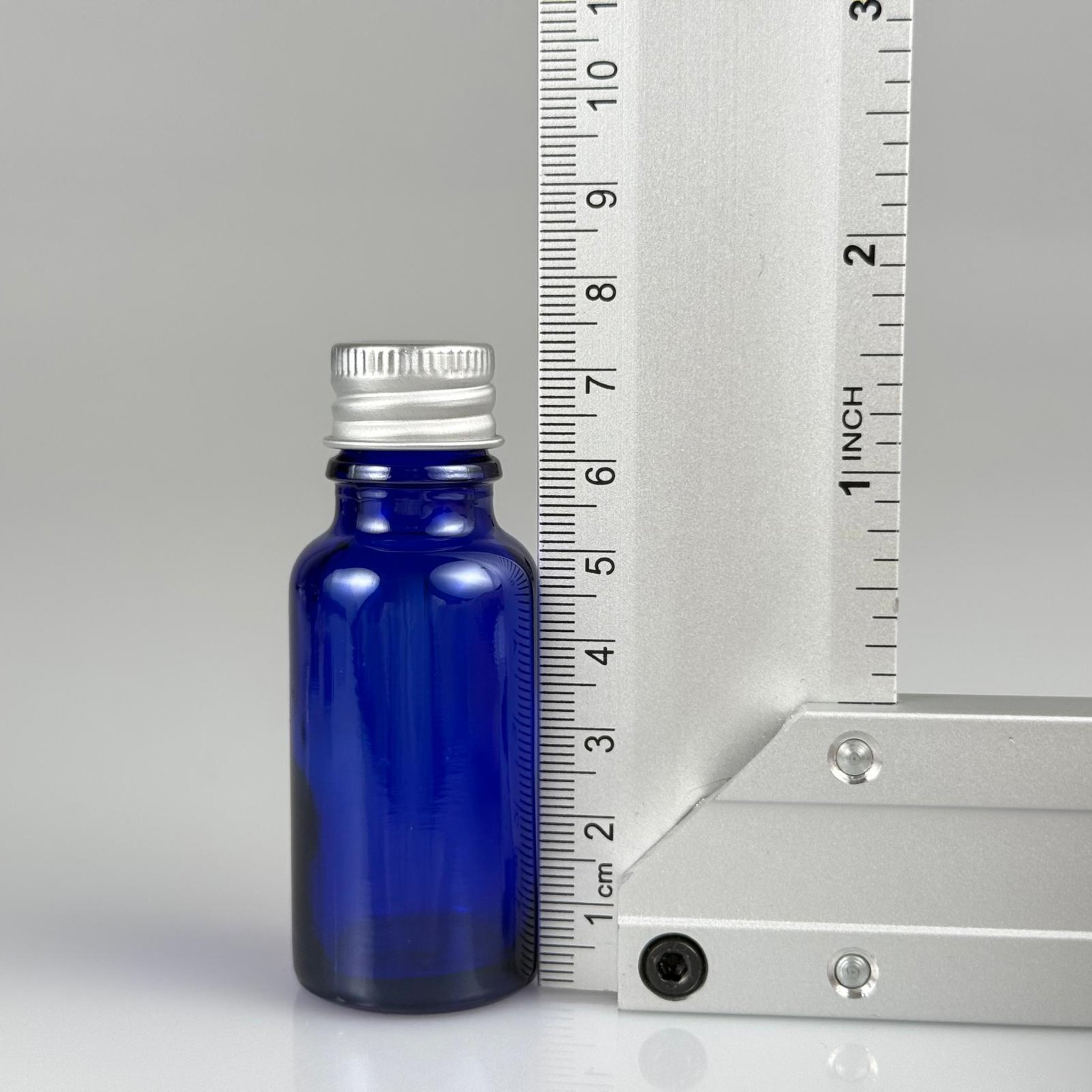 20 CC MAVİ CAM ŞİŞE + KÖPÜK CONTALI GÜMÜŞ ALÜMİNYUM METAL KAPAKLI + DAMLALIKLI KOLONYA TIPALI TAKIM - 20 ML MAVİ CAM ŞİŞE
