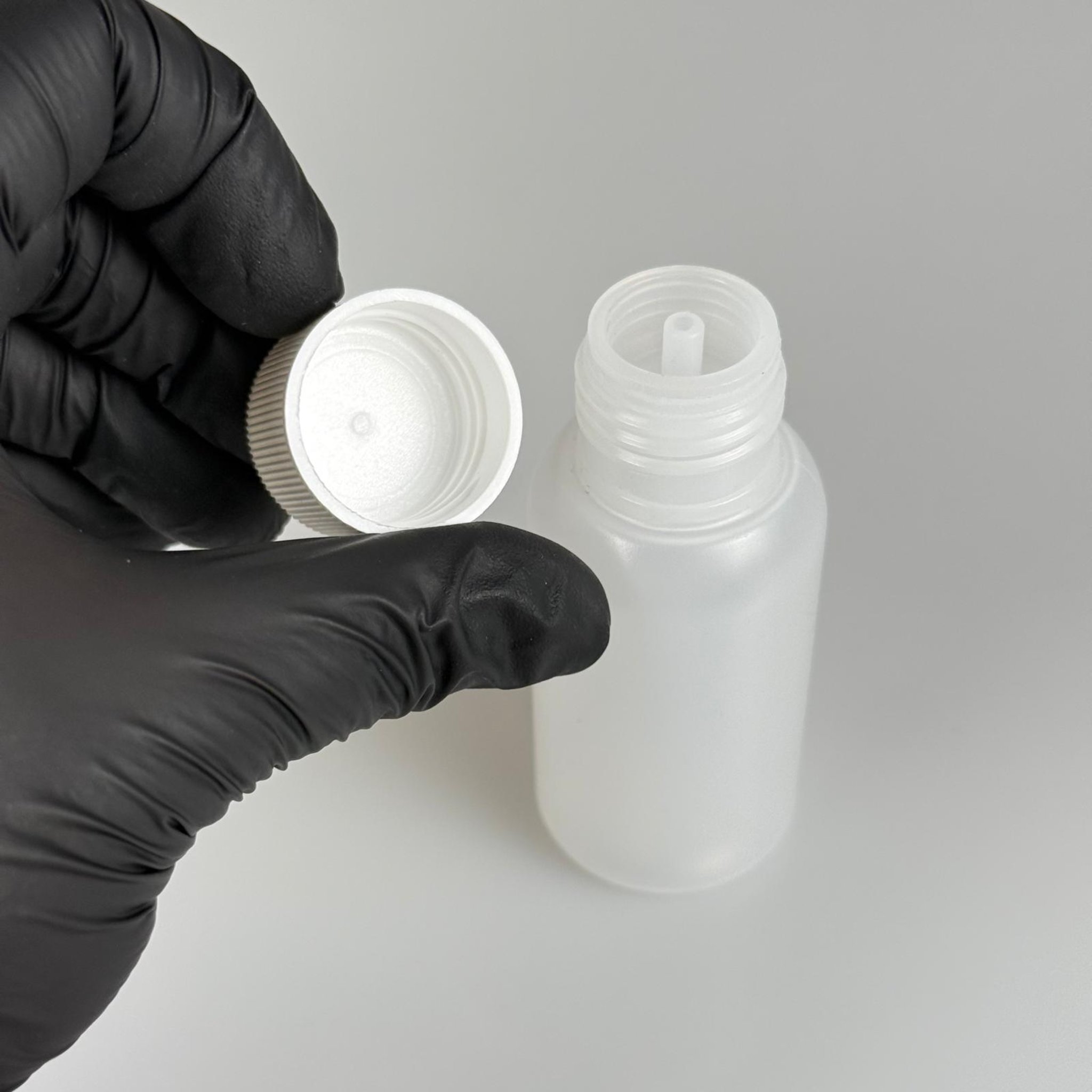 50 ML SIKILABİLİR YUMUŞAK POLİETİLEN PE PLASTİK ŞİŞE - CONTALI BEYAZ KAPAKLI + KOLONYA TIPALI - 50 cc sos, yağ, kartuş, mürekkep vb için boş şişeler