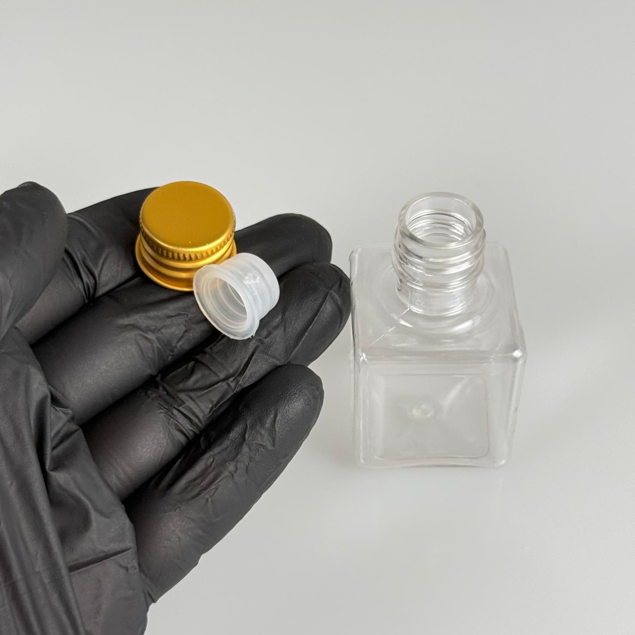 35 CC ŞEFFAF KARE PET ŞİŞE - KÖPÜK CONTALI GOLD ALÜMİNYUM METAL KAPAKLI + KÖR TIPALI TAKIM - 35 ML ŞEFFAF KARE PET ŞİŞE