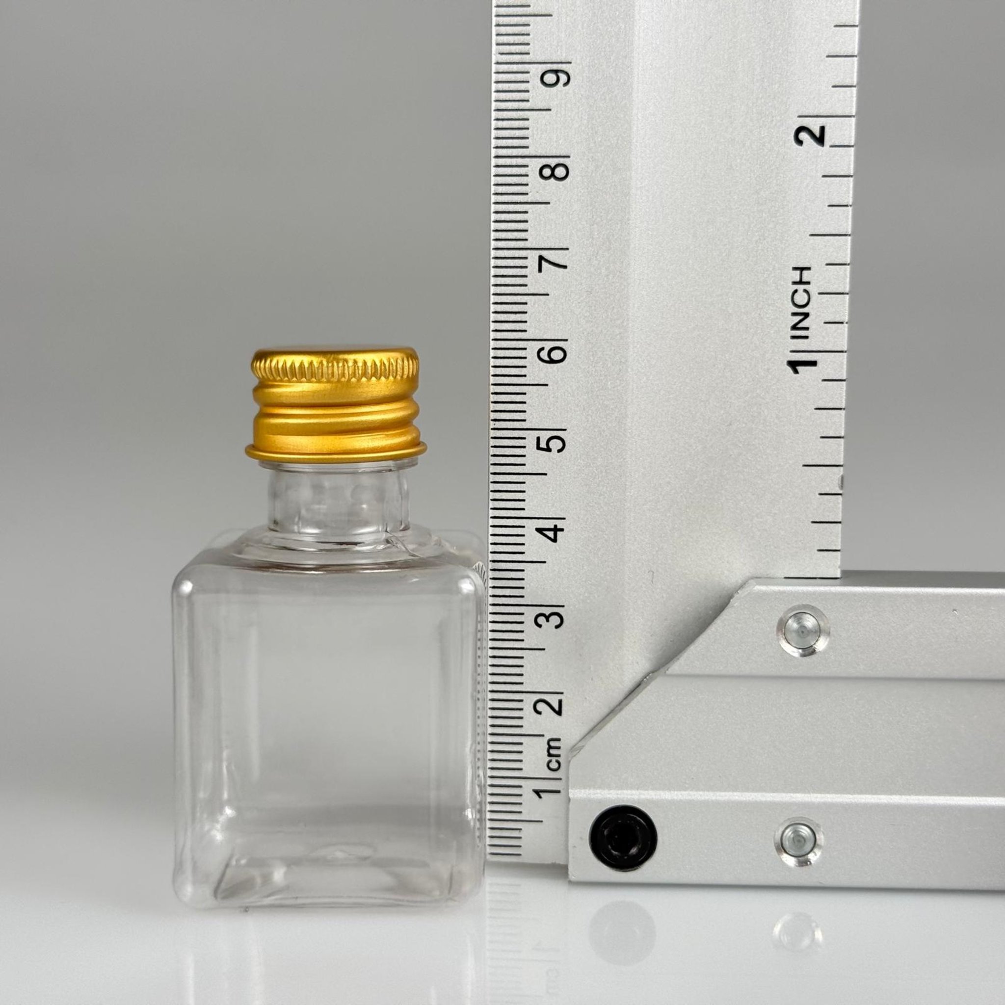 35 CC ŞEFFAF KARE PET ŞİŞE - KÖPÜK CONTALI GOLD ALÜMİNYUM METAL KAPAKLI + DAMLALIKLI KOLONYA TIPALI TAKIM - 35 ML ŞEFFAF KARE PET ŞİŞE