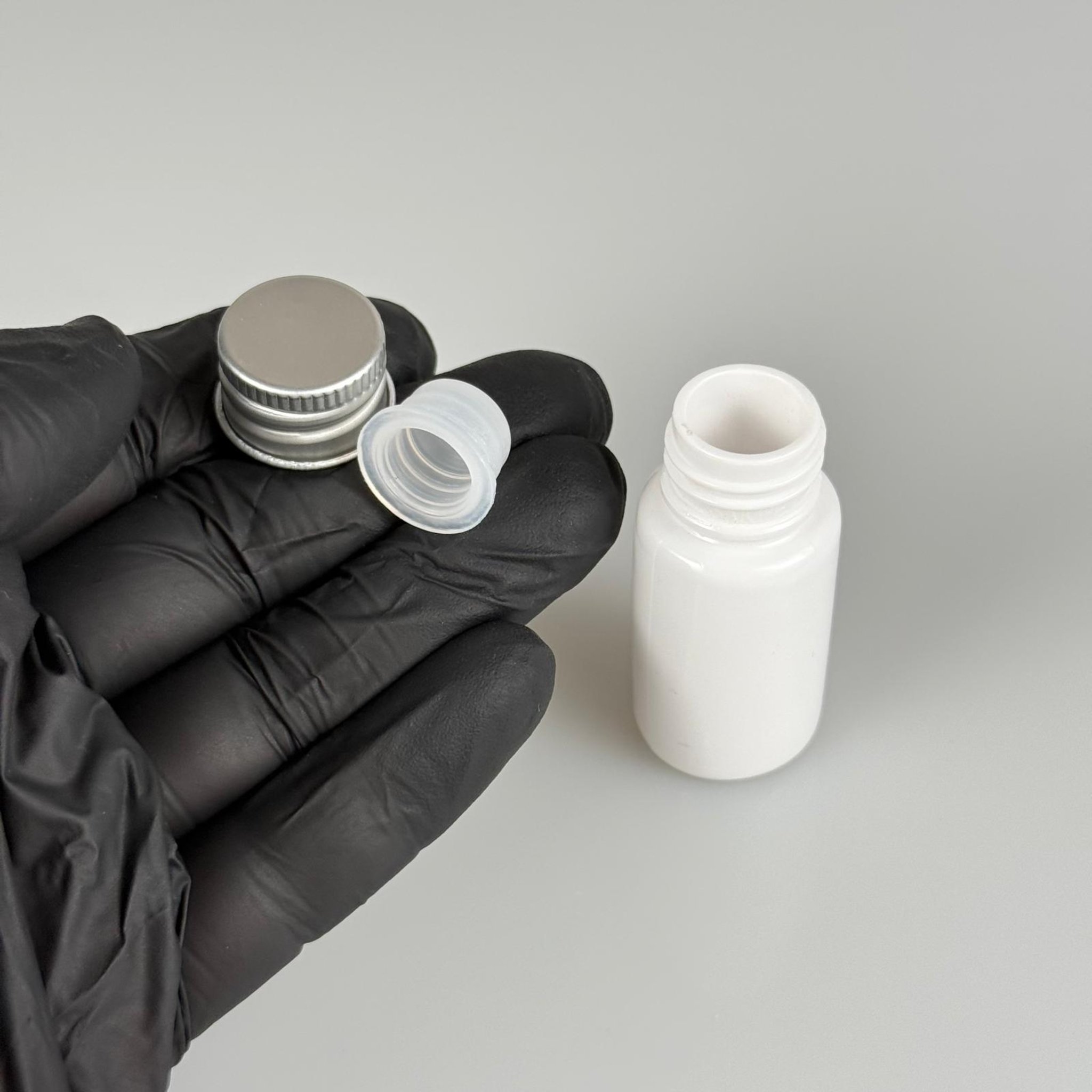 10 CC BEYAZ PET SHOT ŞİŞE - KÖPÜK CONTALI GÜMÜŞ ALÜMİNYUM METAL KAPAKLI + KÖR TIPALI TAKIM - 10 ML PLASTİK ŞİŞE