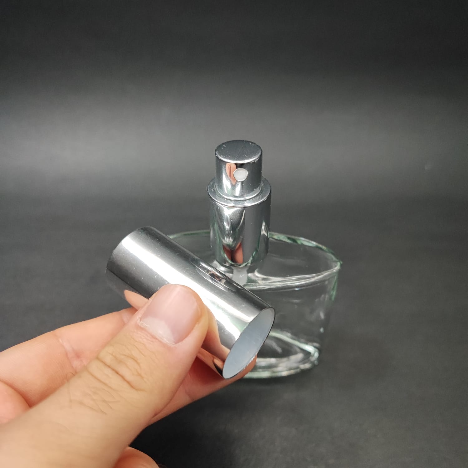 50 ML LÜKS VİDALI VALF ÇEVİRME PARFÜM ŞİŞELERİ - 50 CC YASSI ŞEFFAF CAM ŞİŞE - GÜMÜŞ METAL SPREYLİ KAPAKLI SET