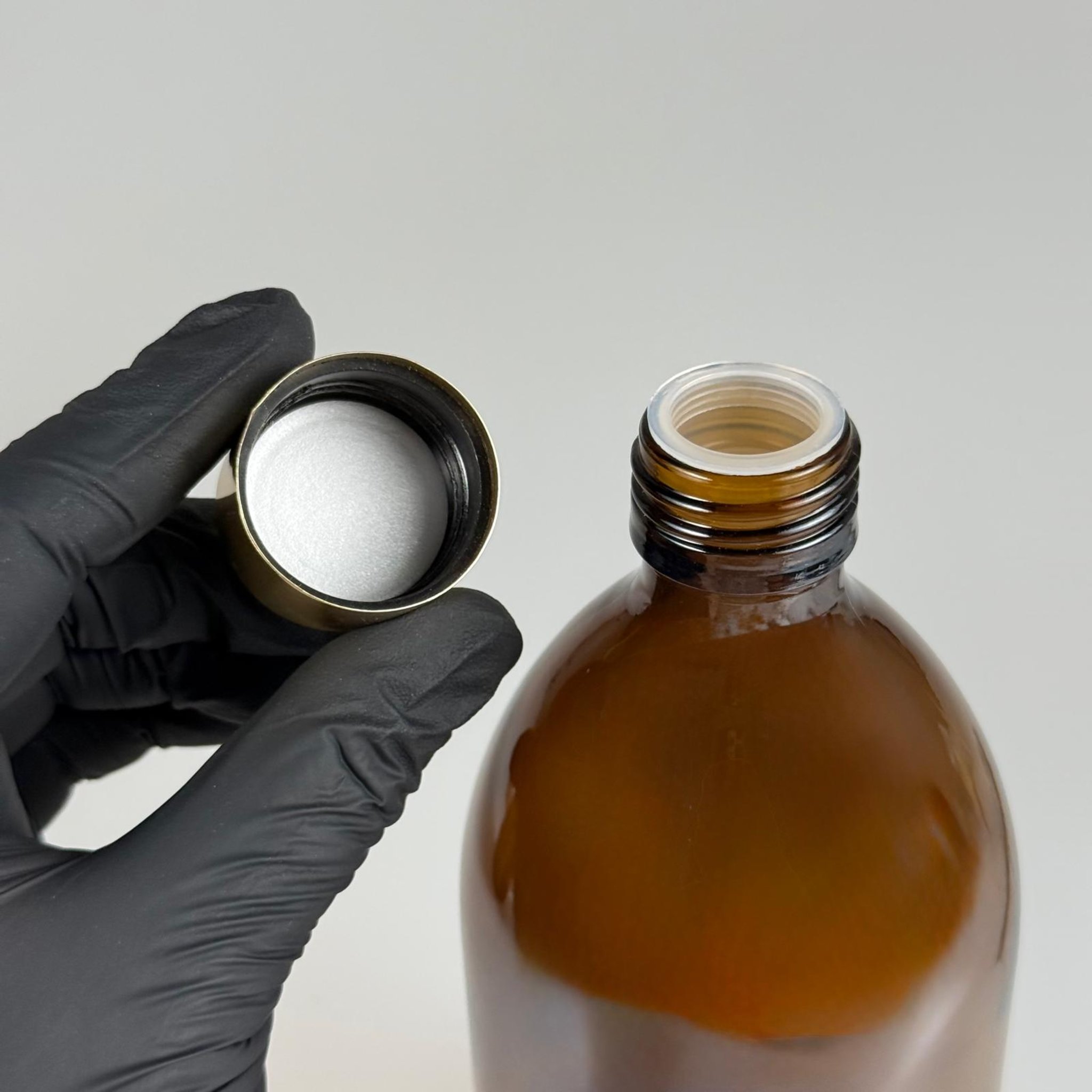 500 CC AMBER TOMBUL ÖZEL SERİ CAM ŞİŞE + ALÜMİNYUM KAPLAMALI GOLD KAPAKLI + KÖR TIPALI TAKIM - 500 ML KAHVERENGİ CAM ŞİŞE