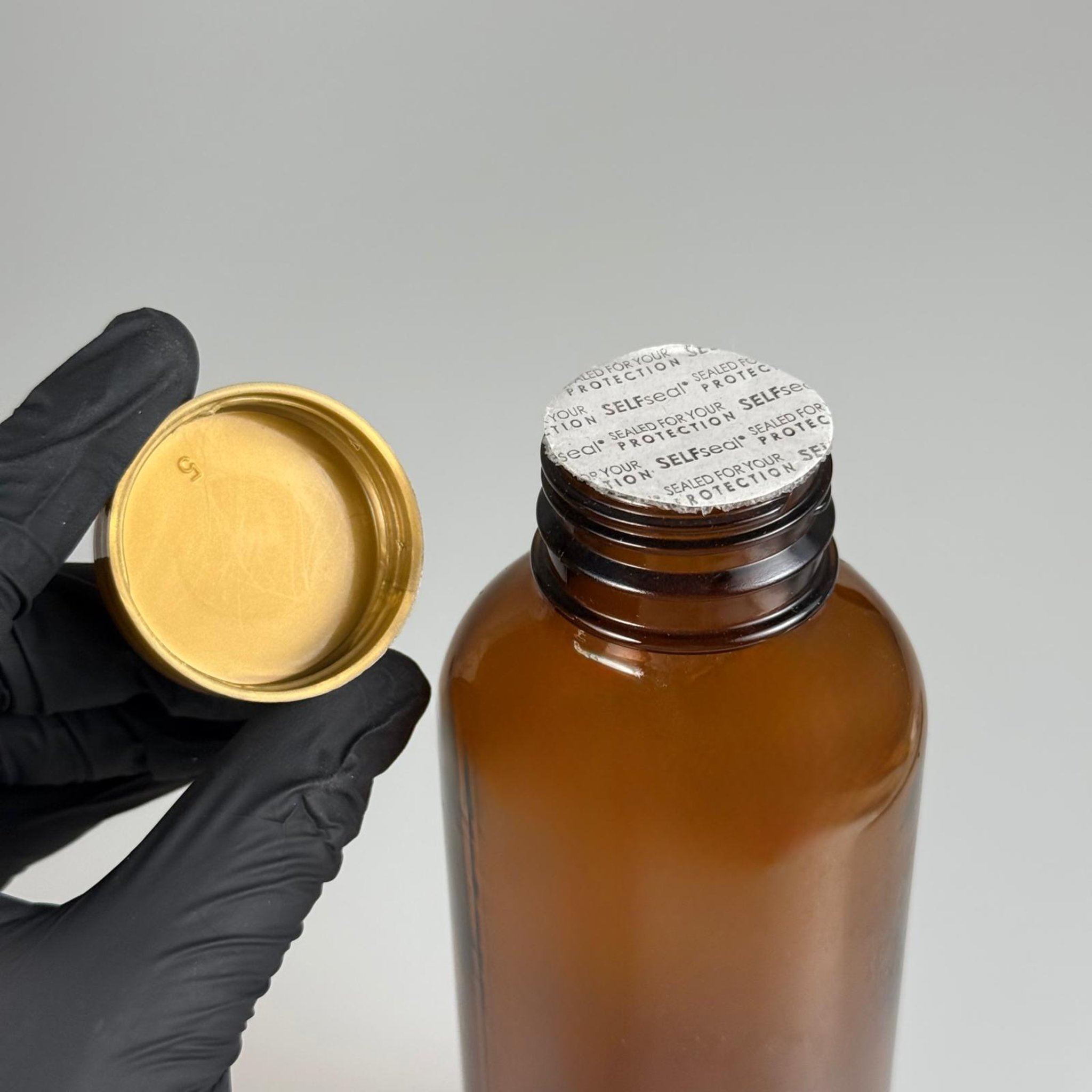 500 CC ENDÜSTRİYEL, KEVITA MODEL GENİŞ AĞIZLI AMBER CAM ŞİŞE - GOLD PLASTİK KAPAKLI + KENDİNDEN YAPIŞKANLI KÖPÜK CONTALI TAKIM - 500 ML CAM KAHVERENGİ ECZA, ZEYTİNYAĞI, ÇEREZ, GRANÜR KAHVE, COLDBREW VB İÇİN ÇOK AMAÇLI CAM ŞİŞELER