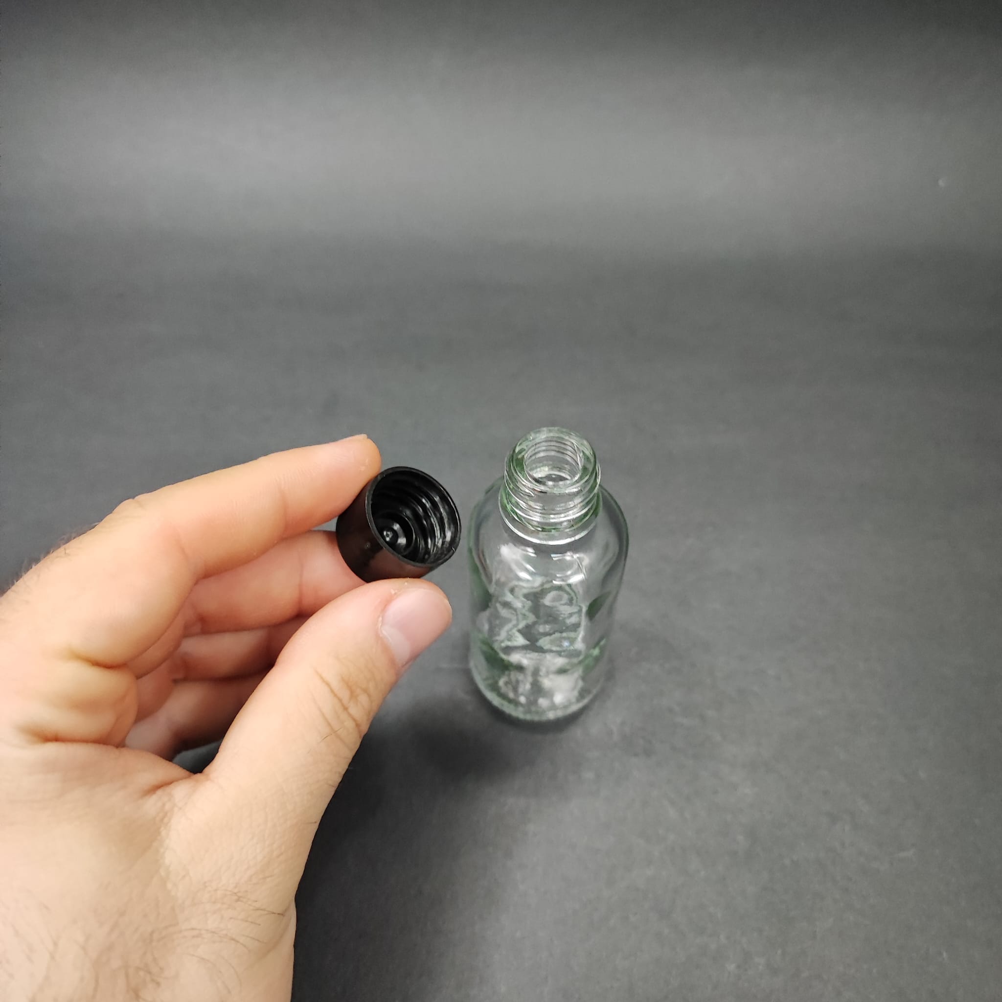 30 CC CAM ŞİŞE + KENDİNDEN CONTALI SIZDIRMAZ SİYAH KAPAK - 30 ML KAPAKLI CAM ŞİŞE