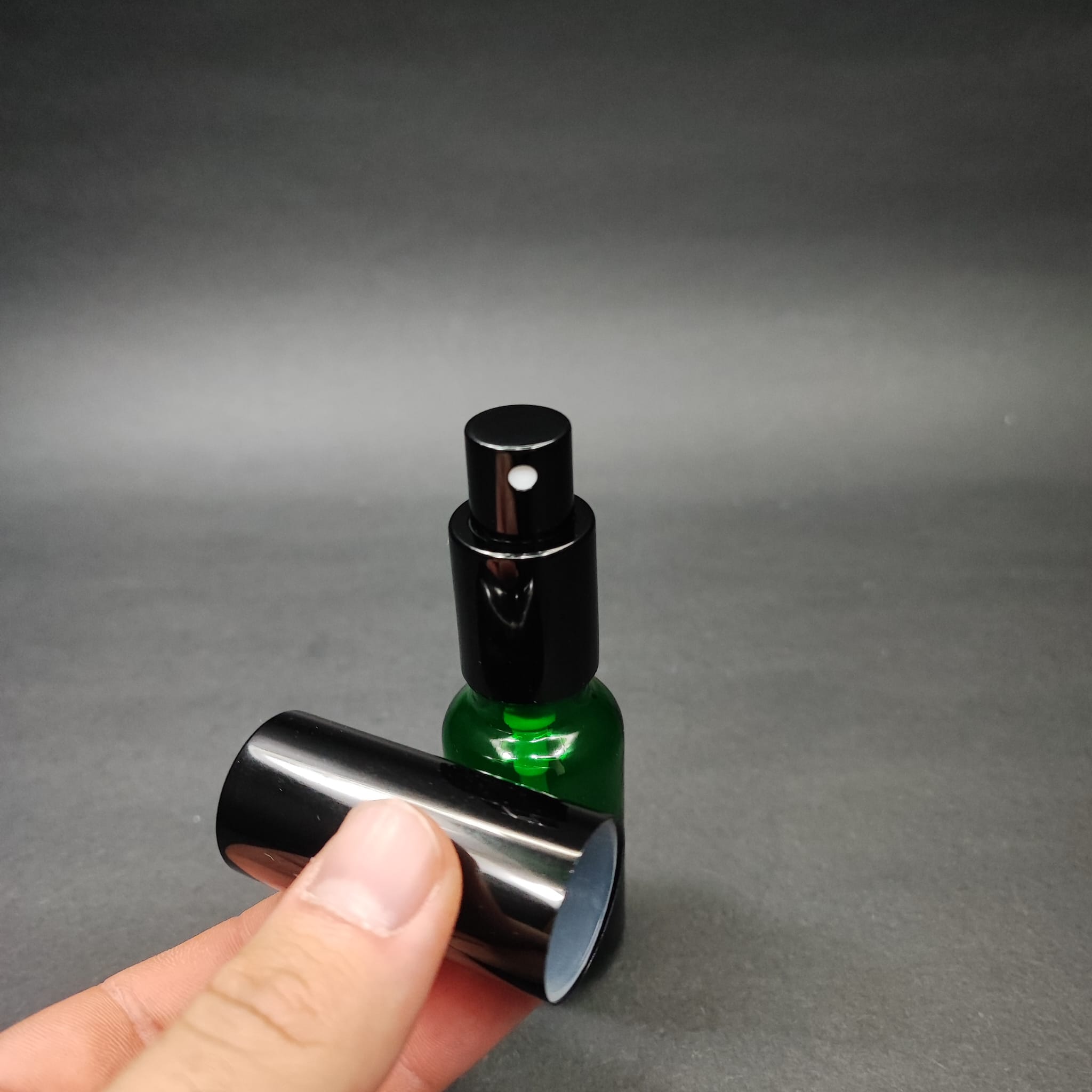 20 ML LÜKS VİDALI VALF ÇEVİRME PARFÜM ŞİŞELERİ - 20 CC YEŞİL CAM ŞİŞE - SİYAH METAL SPREYLİ KAPAKLI SET