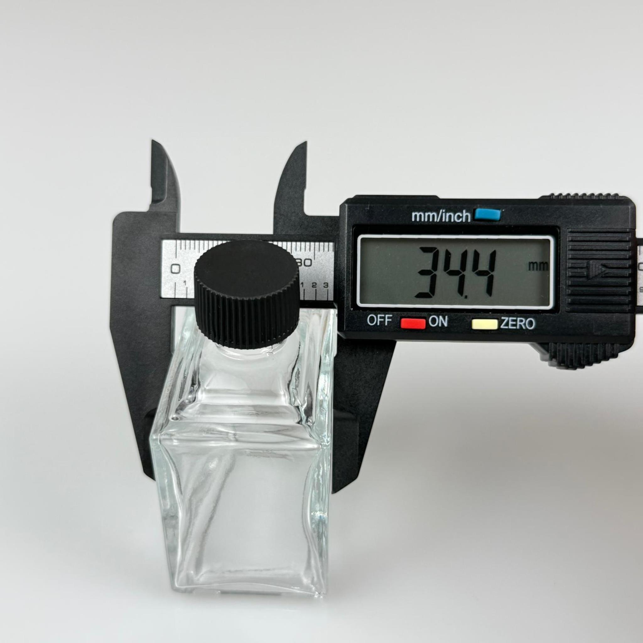 50 CC KÖŞELİ PRİZMA CAM ŞİŞE - SİYAH PLASTİK KAPAKLI KOLONYA TIPALI - 50 ML PRESTİJLİ ŞİŞE