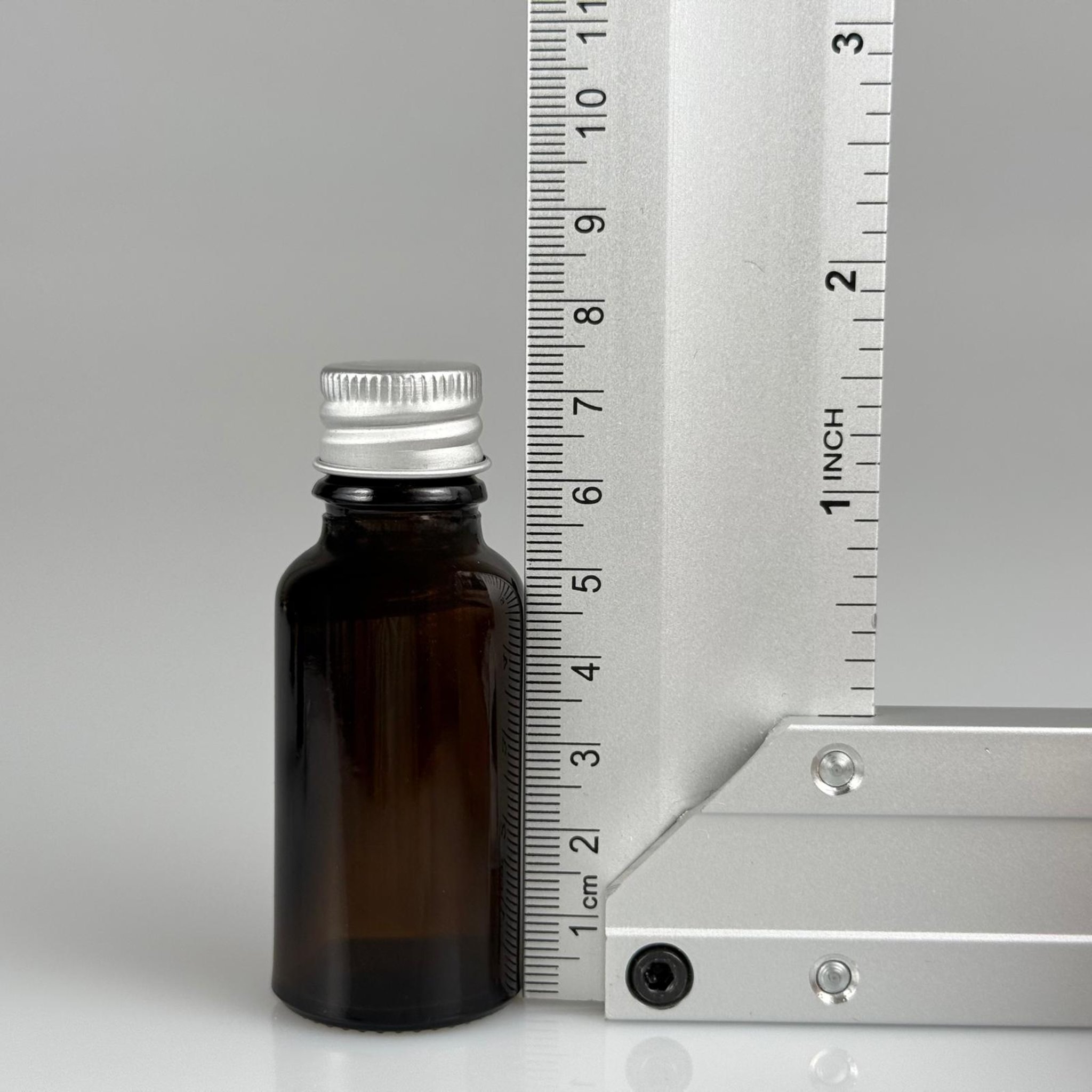 20 CC AMBER CAM ŞİŞE + KÖPÜK CONTALI GÜMÜŞ ALÜMİNYUM METAL KAPAKLI + KÖR TIPALI TAKIM - 20 ML KAHVERENGİ CAM ŞİŞE