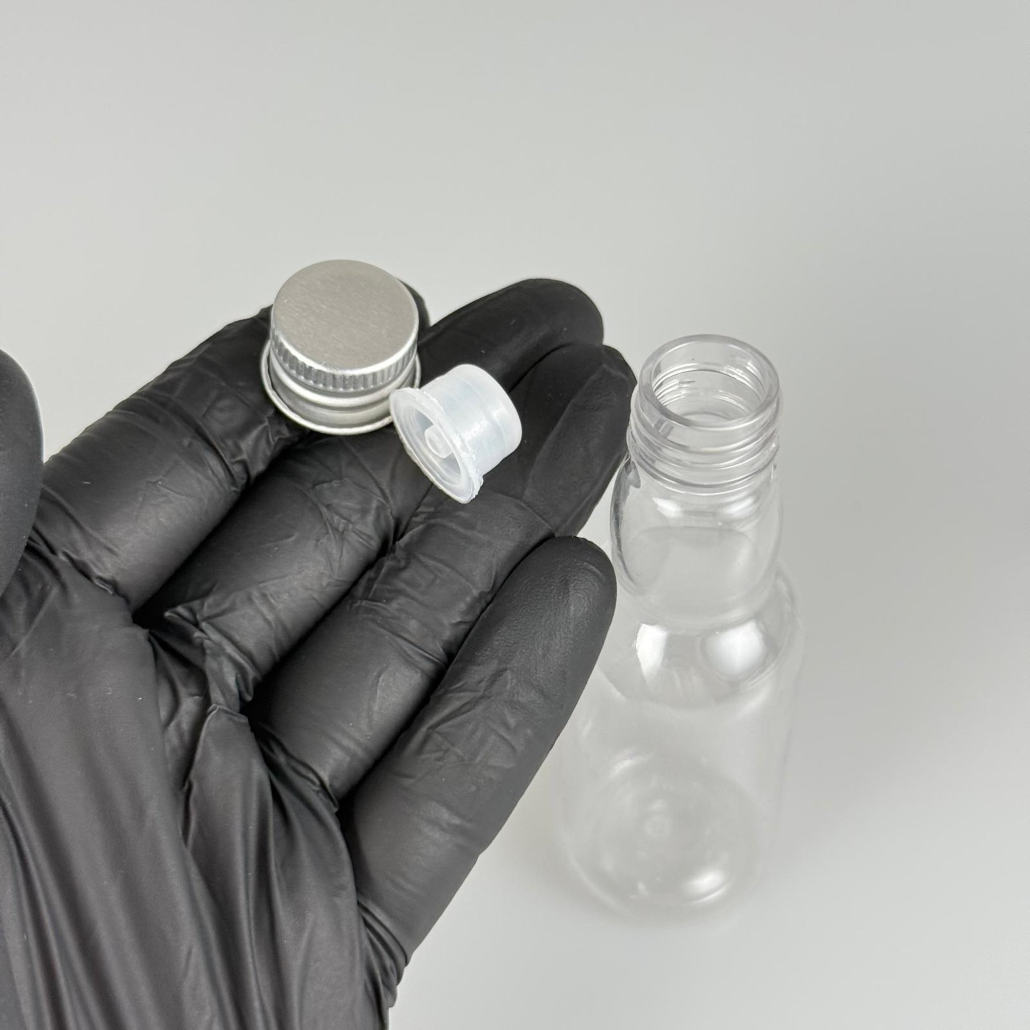 40 CC ŞEFFAF UZUN BOĞAZLI PET ŞİŞE + KÖPÜK CONTALI GÜMÜŞ ALÜMİNYUM METAL KAPAKLI + DAMLALIKLI KOLONYA TIPALI TAKIM - 40 ML BOĞAZLI PET ŞİŞE