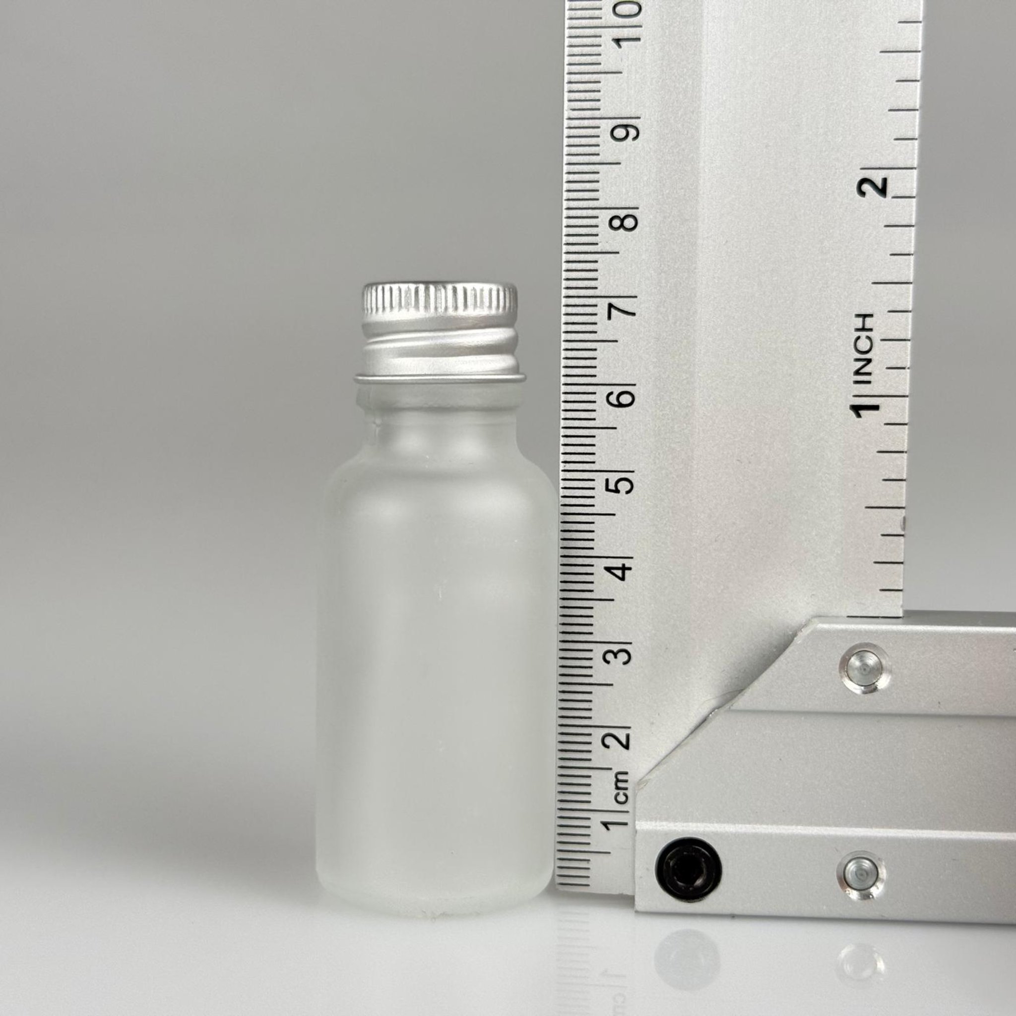20 CC BUZLU CAM ŞİŞE + KÖPÜK CONTALI GÜMÜŞ ALÜMİNYUM METAL KAPAKLI TAKIM - 20 ML BUZLU CAM ŞİŞE