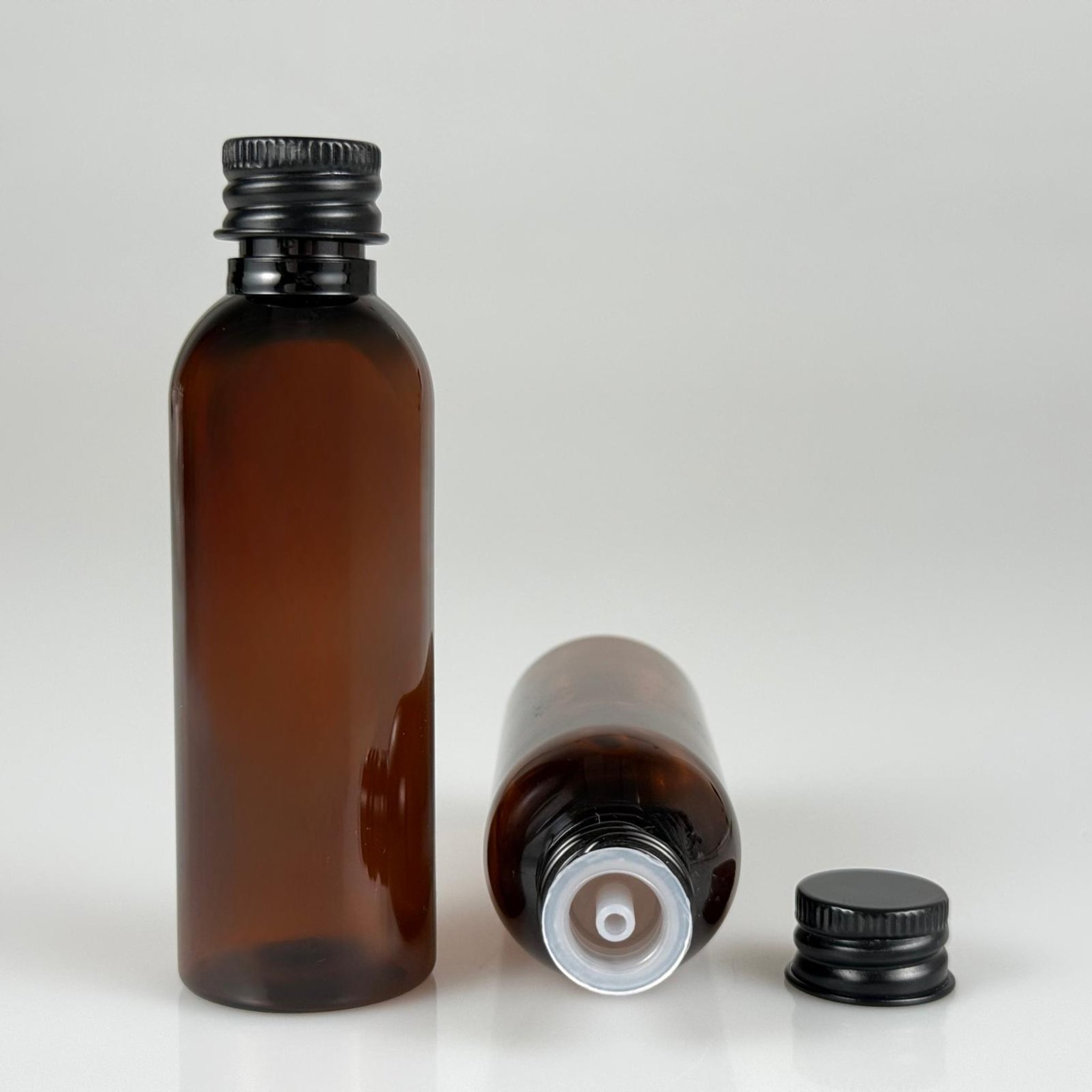 50 CC AMBER SİLİNDİR UZUN MODEL PET ŞİŞE + KÖPÜK CONTALI SİYAH ALÜMİNYUM METAL KAPAKLI + DAMLALIKLI KOLONYA TIPALI TAKIM - 50 ML KAHVERENGİ PLASTİK ŞİŞE