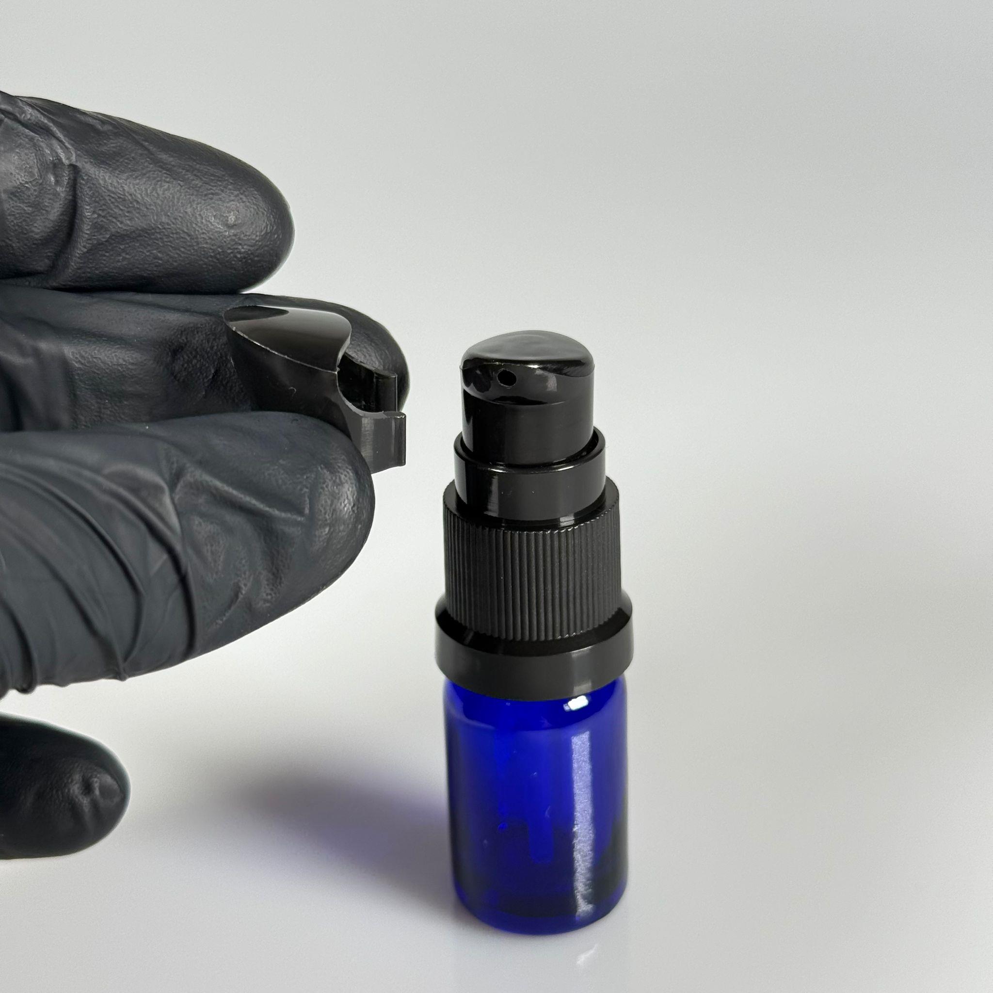 5 CC MAVİ CAM ŞİŞE - SIZDIRMAZ ETEKLİ SİYAH LOSYON POMPALI TAKIM - 5 ML LOSYON ŞİŞESİ - YAĞ, KREM GİBİ YOĞUN KIVAMLI SIVILAR İÇİN CAM AMBALAJ