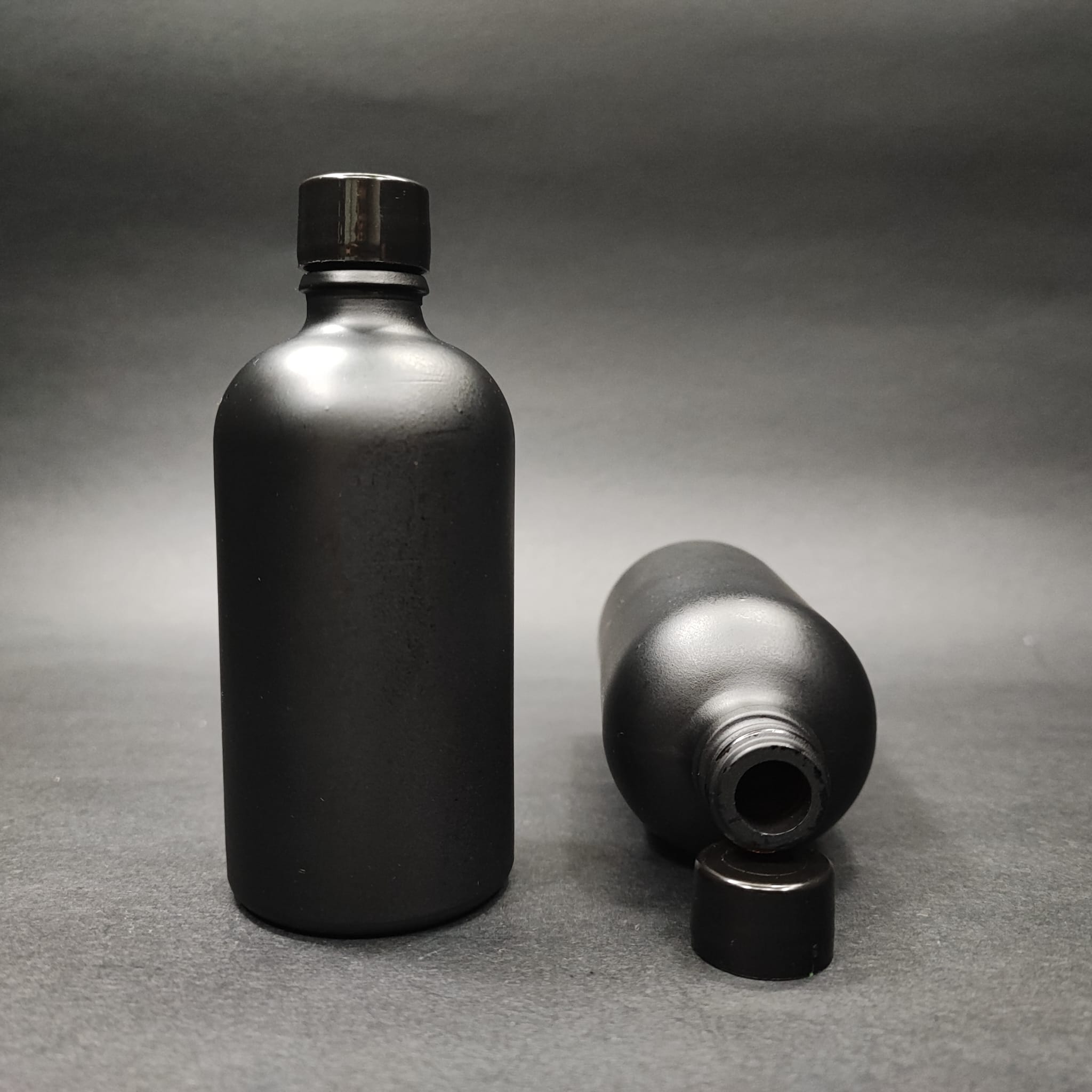 100 CC SİYAH CAM ŞİŞE + KENDİNDEN CONTALI SIZDIRMAZ SİYAH KAPAK - 100 ML KAPAKLI CAM ŞİŞE