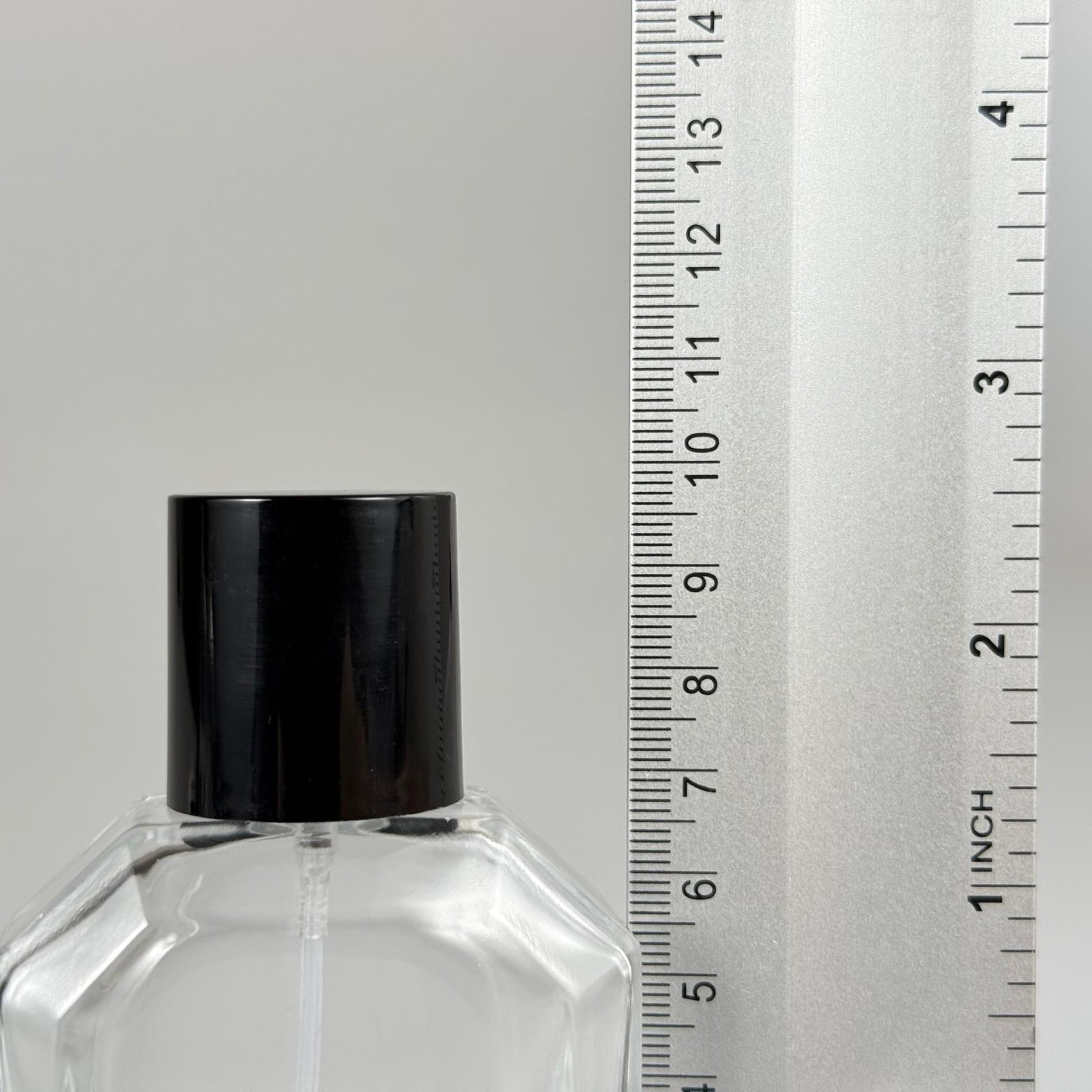 50 ML KAZABLANKA MODEL KÖŞELİ PARFÜM ŞİŞESİ + GÜMÜŞ METALE METAL SPREY + SİYAH POLO KAPAKLI SET (AĞIZ 13 MM VİDALI) TEKRAR DOLDURULABİLİR