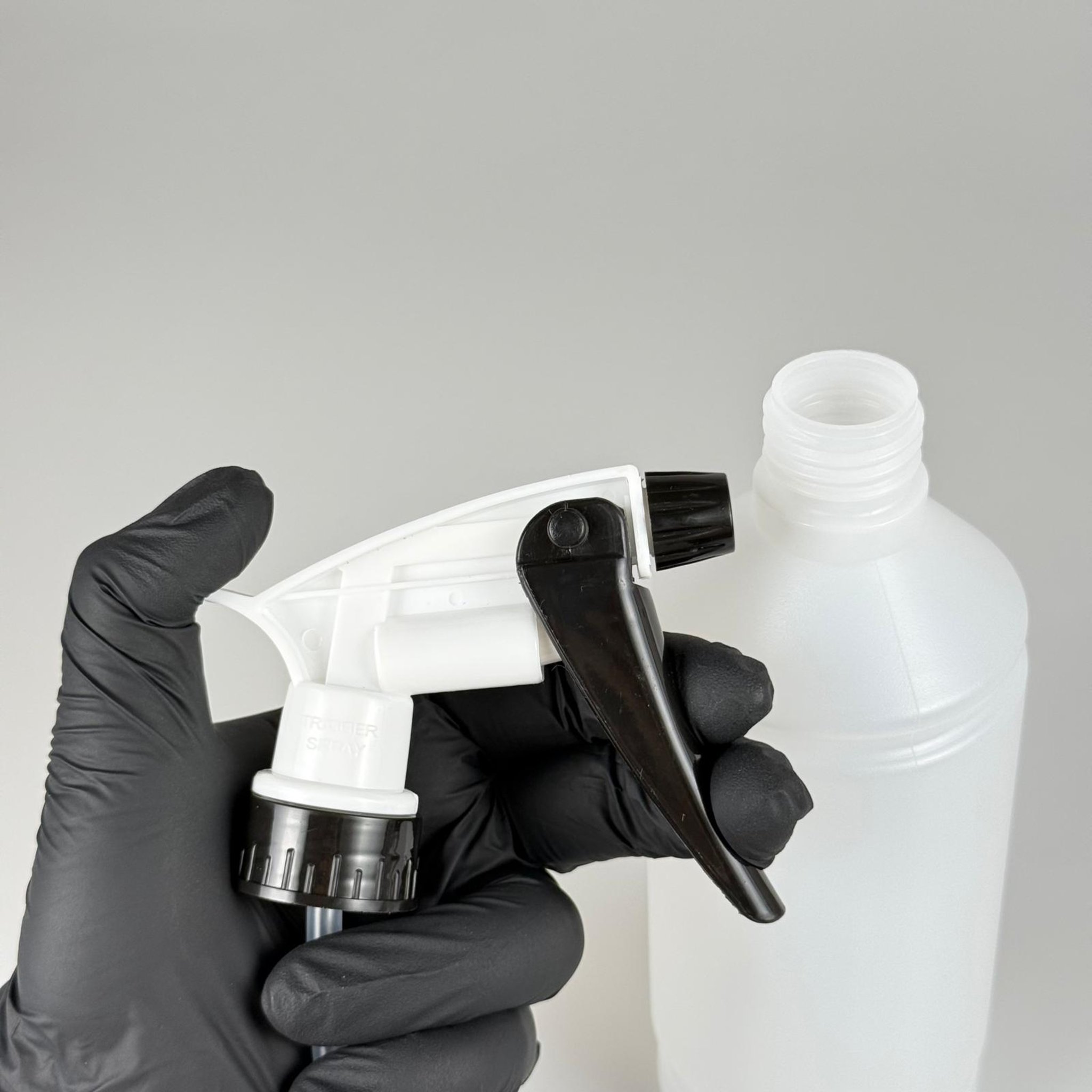 500 CC TİNER ŞİŞESİ - BÜYÜK SİYAH BEYAZ DOZAJLI KİMYASALA DAYANIKLI TRİGER TETİK SPREYLİ - 500 ML KİMYASALA DAYANIKLI PLASTİK ŞİŞE - 0,5 LT POLİETİLEN ŞİŞE - TOMBUL OTO TEMİZLİK ŞİŞESİ