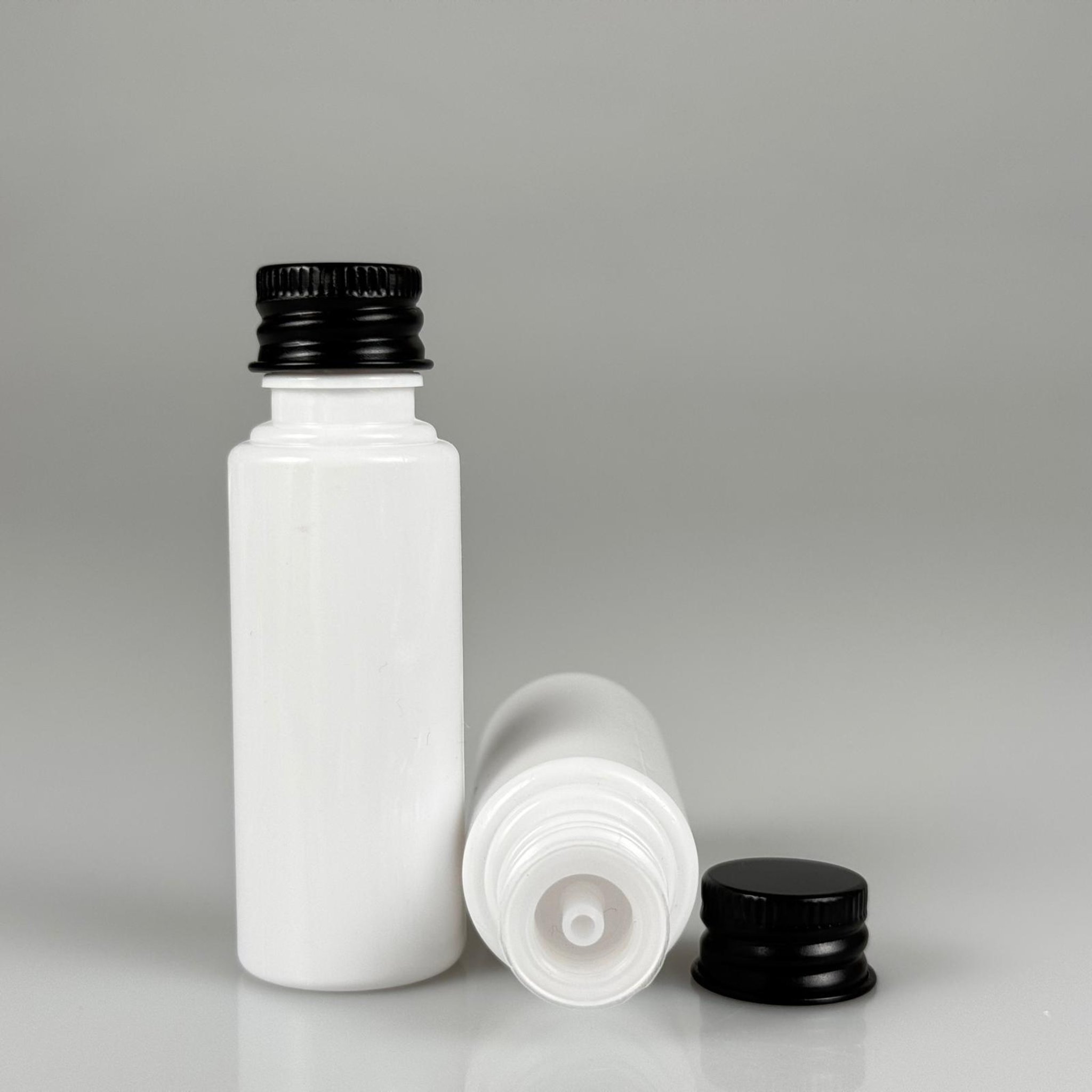 30 CC BEYAZ PET SHOT ŞİŞE - KÖPÜK CONTALI SİYAH ALÜMİNYUM METAL KAPAKLI + DAMLALIKLI KOLONYA TIPALI TAKIM - 30 ML PLASTİK ŞİŞE