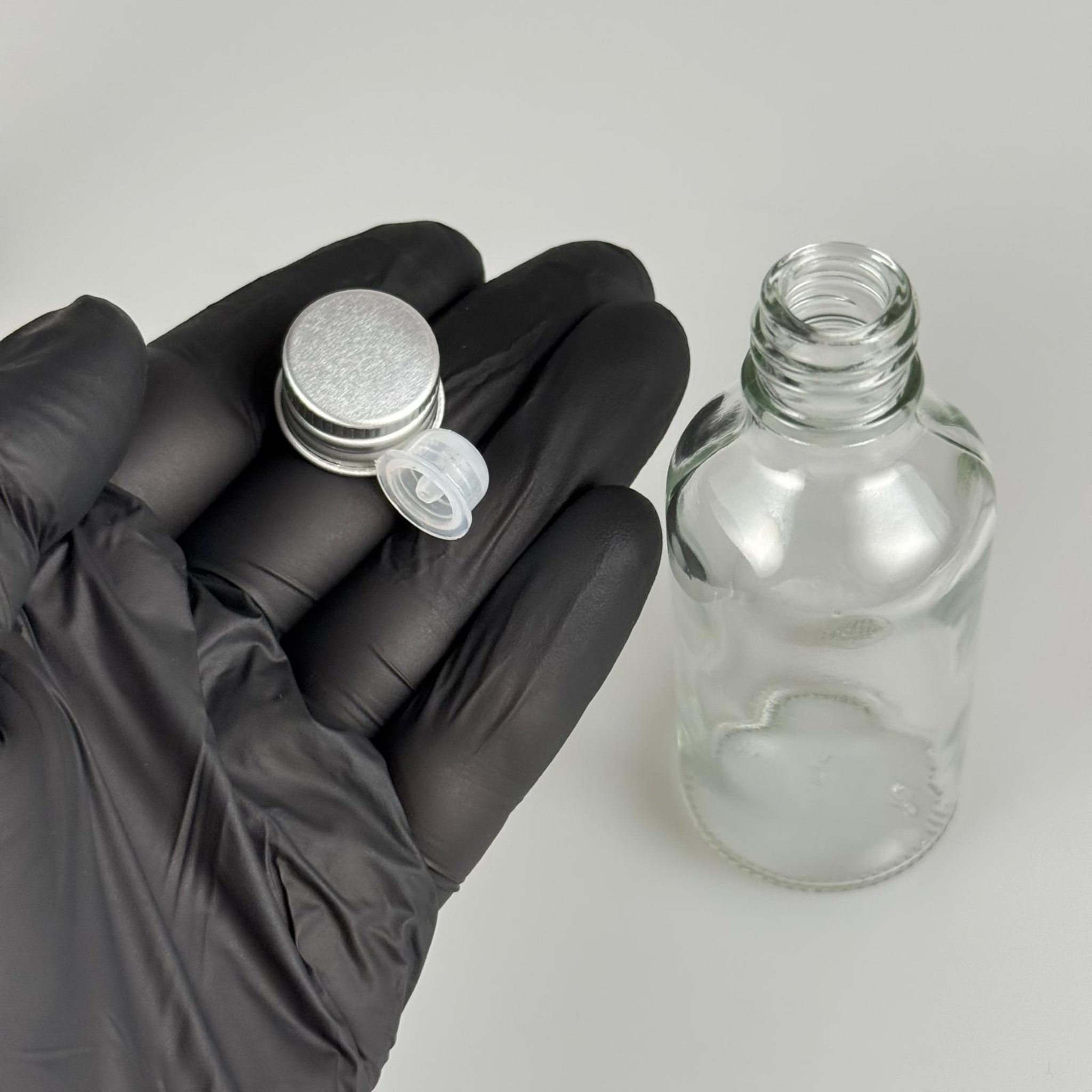 50 CC ŞEFFAF CAM ŞİŞE + KÖPÜK CONTALI GÜMÜŞ ALÜMİNYUM METAL KAPAKLI + KOLONYA TIPALI TAKIM - 50 ML ŞEFFAF CAM ŞİŞE