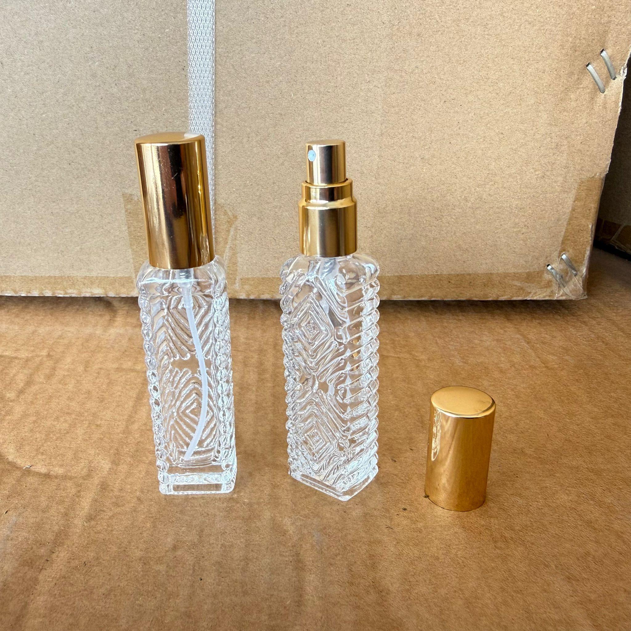 10 CC KARE KÖŞELİ DESENLİ TESTER PARFÜM ŞİŞESİ - CAM KALEM PARFÜM ŞİŞESİ GOLD METAL SPREYLİ KAPAKLI TAKIM - 10 ML CAM TÜP PARFÜM ŞİŞESİ - VİDALI SPREY VALF TEKRAR DOLDURULABİLİR - HEDİYELİK CAM KOLONYA ŞİŞESİ - DÜĞÜN, NİŞAN, SÖZ, KINA, CENAZE, PROMOSYON İÇİN HEDİYELİK KOLONYA ŞİŞELERİ