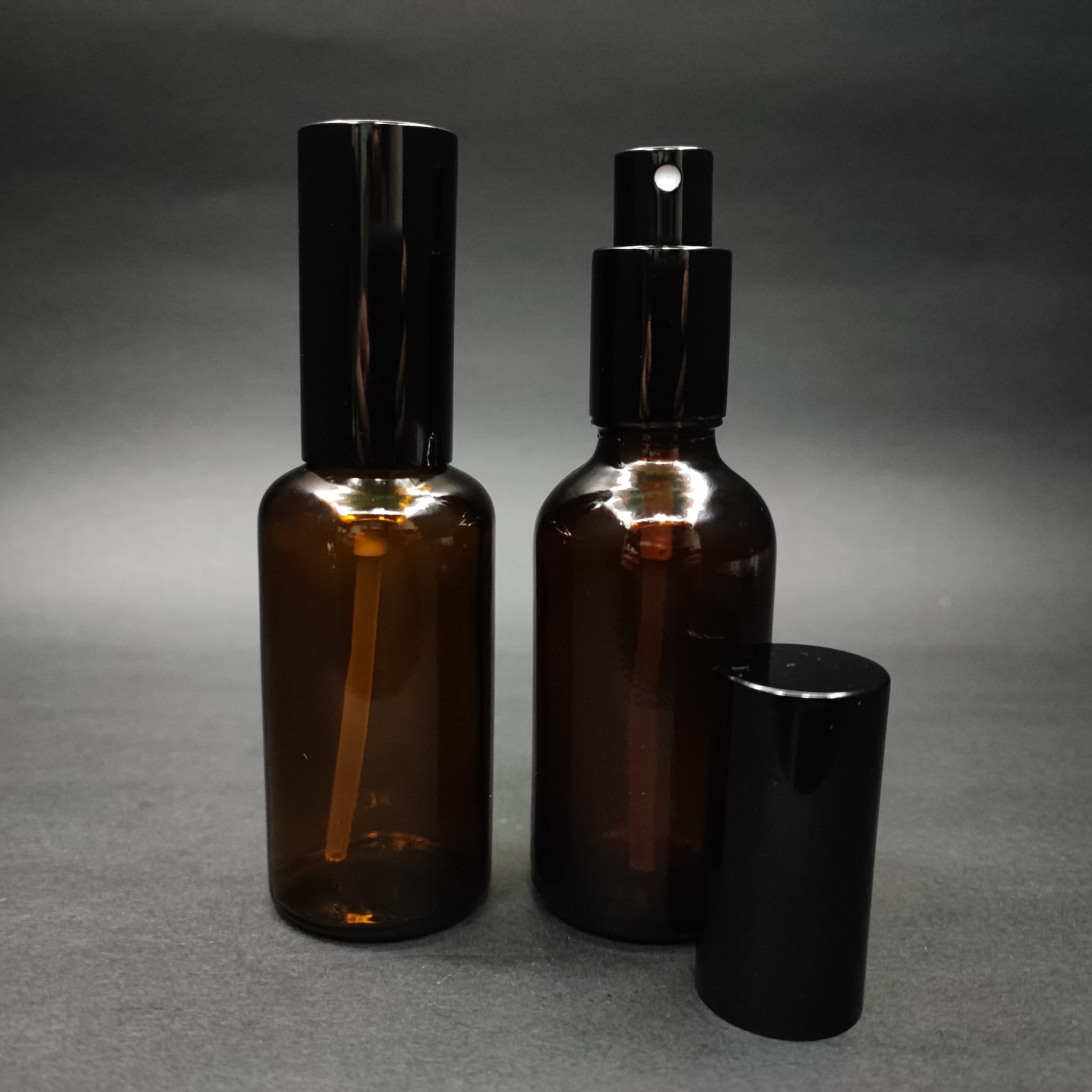 50 ML LÜKS VİDALI VALF ÇEVİRME PARFÜM ŞİŞELERİ - 50 CC AMBER CAM ŞİŞE - SİYAH METAL SPREYLİ KAPAKLI SET