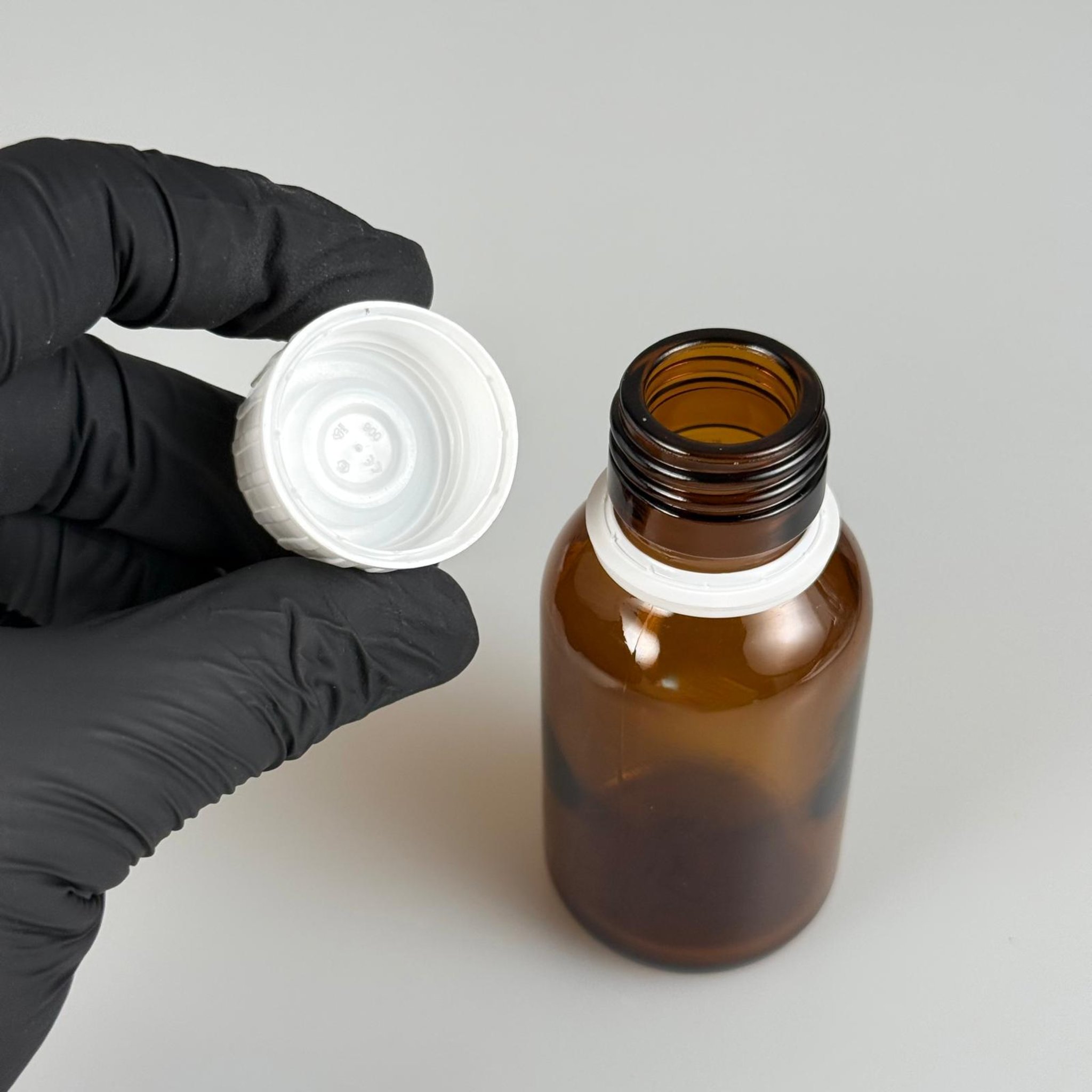 50 CC AMBER CAM ŞİŞE + BEYAZ KİLİTLİ KAPAKLI + 15 ML ÖLÇEK TAKIM - 50 ML KAHVERENGİ BOŞ ŞURUP ŞİŞESİ (AĞIZ ÇAPI 25 MM) - 50 ML ECZA ŞİŞESİ