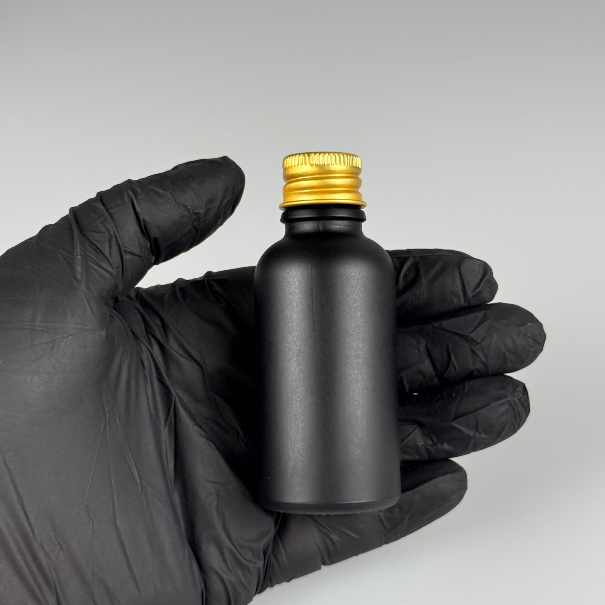 30 CC MAT SİYAH CAM ŞİŞE + KÖPÜK CONTALI GOLD ALÜMİNYUM METAL KAPAKLI + DAMLALIKLI KOLONYA TIPALI TAKIM - 50 ML MAT SİYAH CAM ŞİŞE