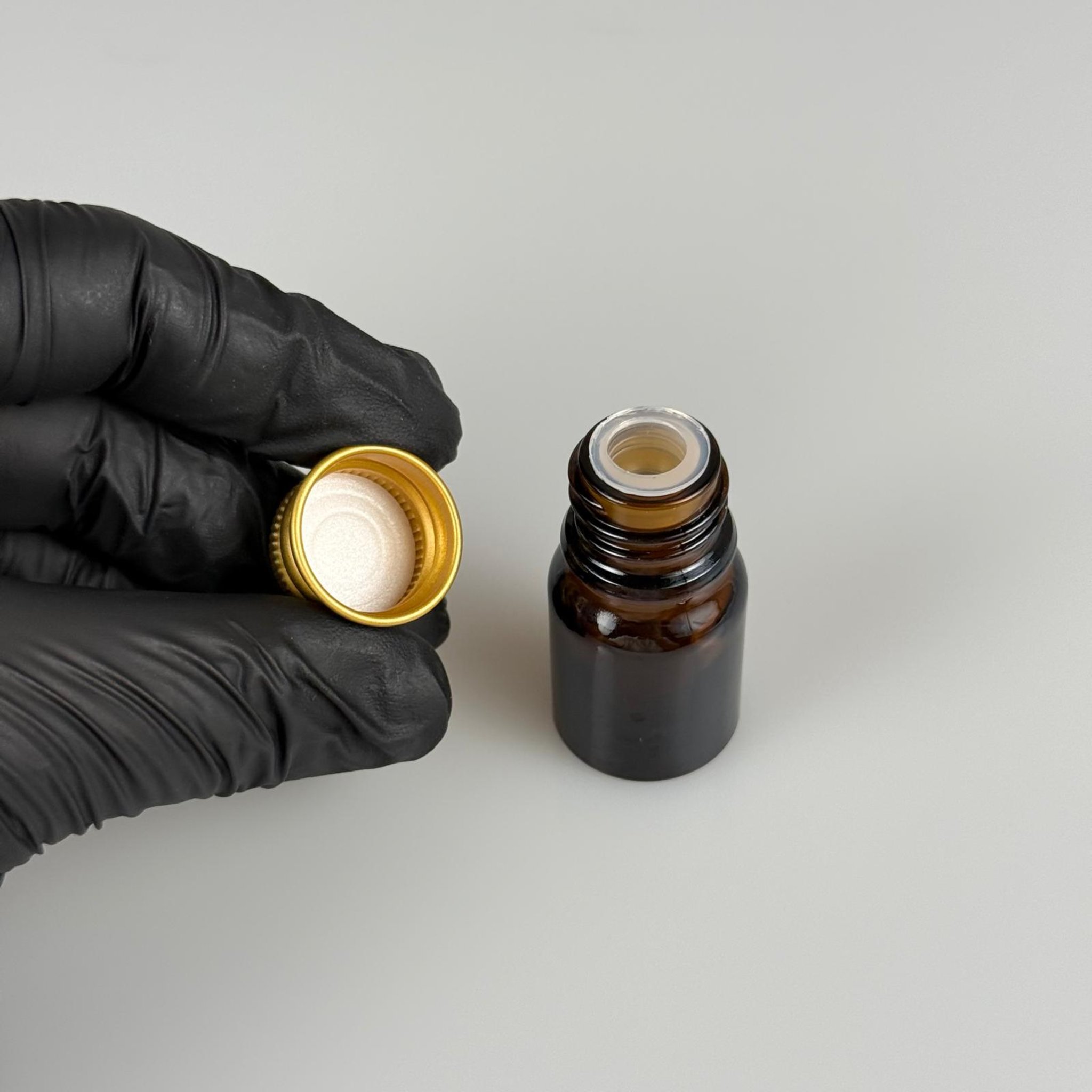 3 CC AMBER CAM ŞİŞE + KÖPÜK CONTALI GOLD ALÜMİNYUM METAL KAPAKLI + KÖR TIPALI TAKIM - 3 ML KAHVERENGİCAM ŞİŞE
