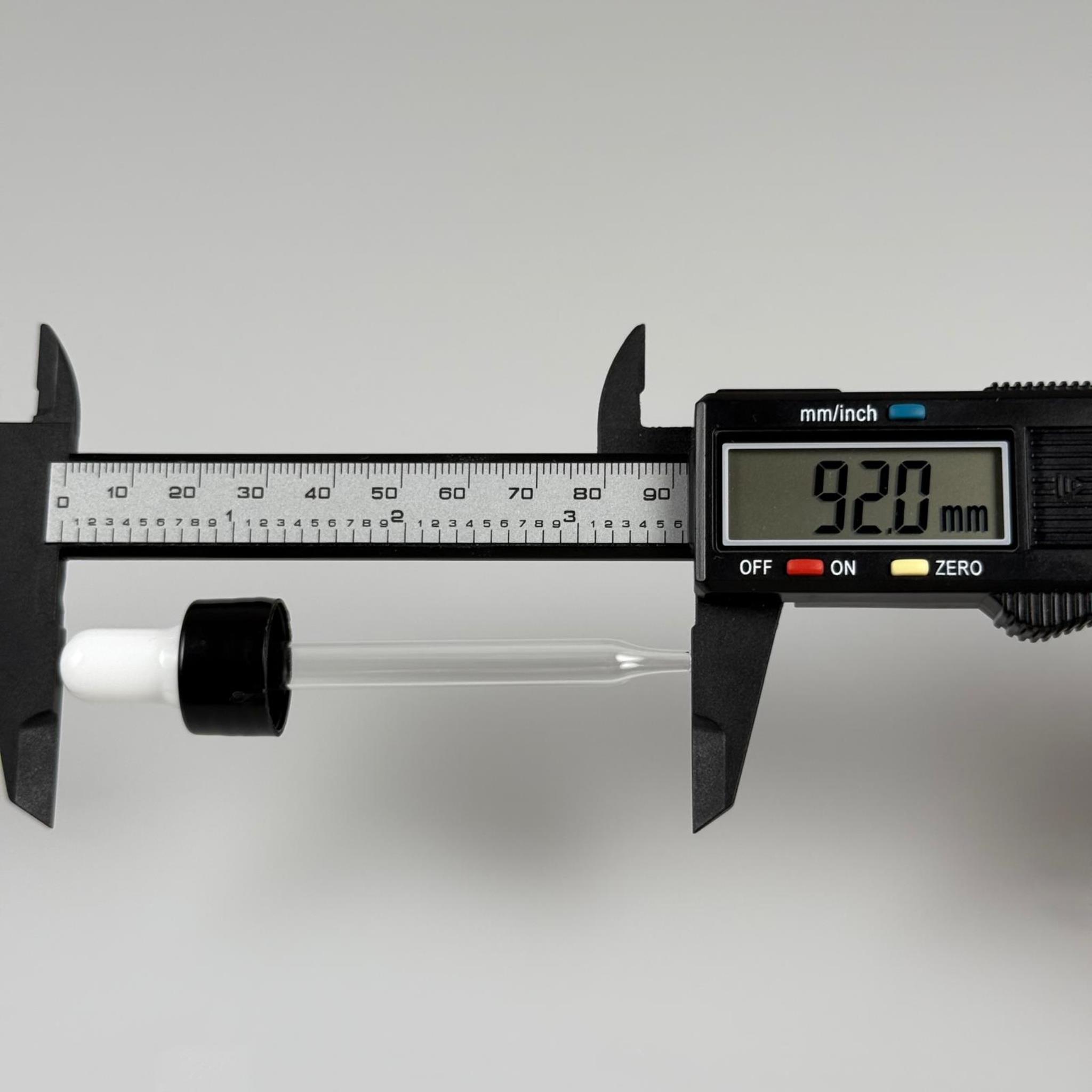 18 MM CAM DAMLALIKLI TAKIM - BEYAZ EMZİK + DELİKLİ PLASTİK DÜZ SİYAH KAPAK + 76 MM SİVRİ ( UCU İNCE ) CAM PİPET