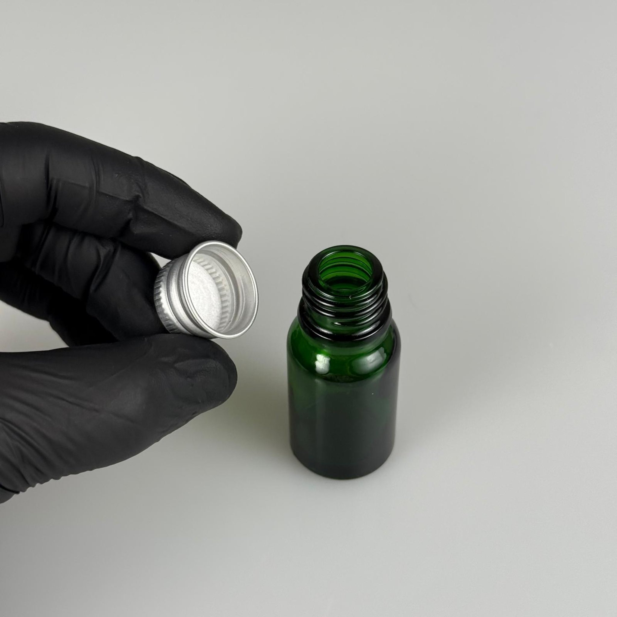 10 CC YEŞİL CAM ŞİŞE + KÖPÜK CONTALI GÜMÜŞ ALÜMİNYUM METAL KAPAKLI TAKIM - 10 ML YEŞİL CAM ŞİŞE
