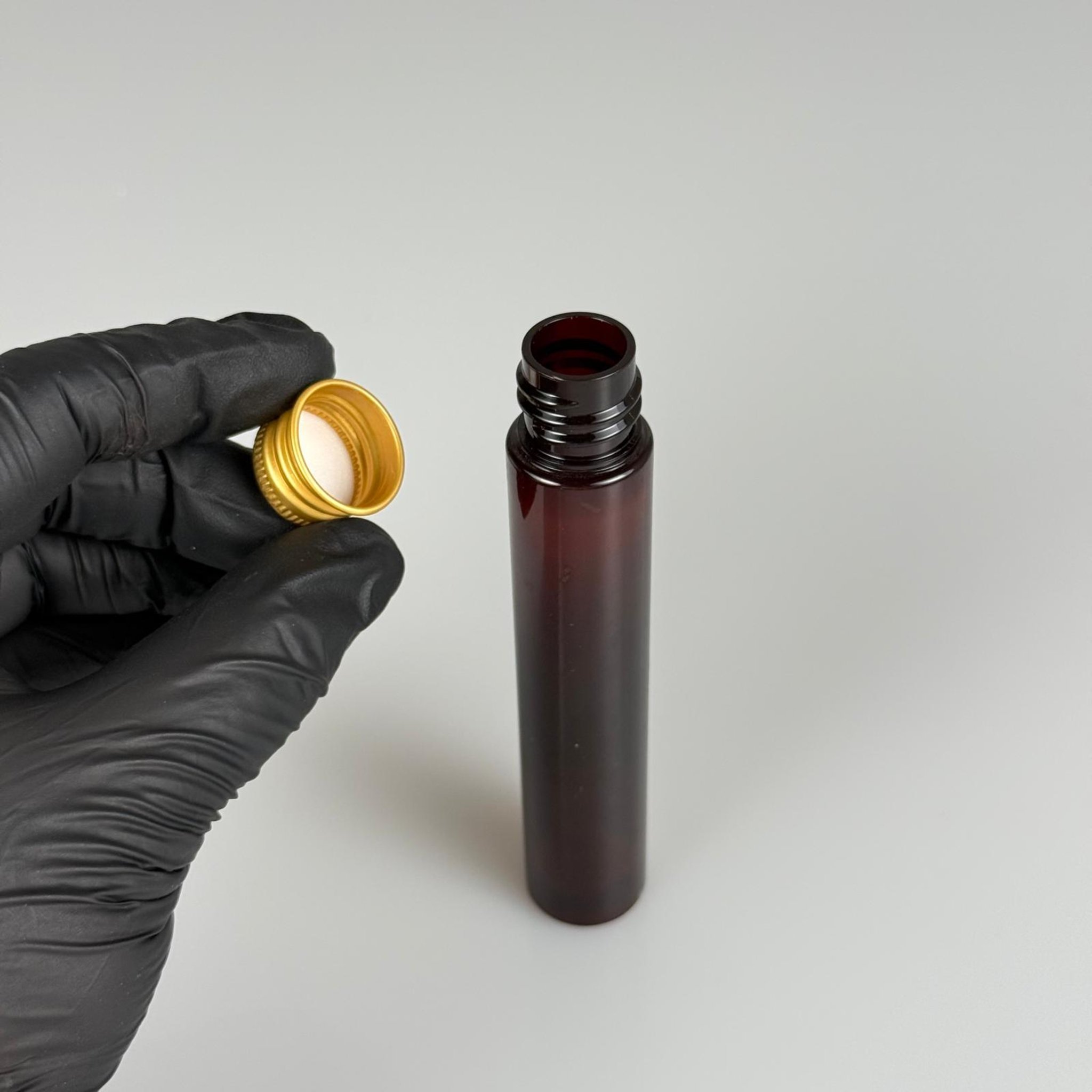 30 CC AMBER TÜP PLASTİK ŞİŞE + KÖPÜK CONTALI GOLD ALÜMİNYUM METAL KAPAKLI TAKIM - 30 ML KAHVERENGİ PET ŞİŞE