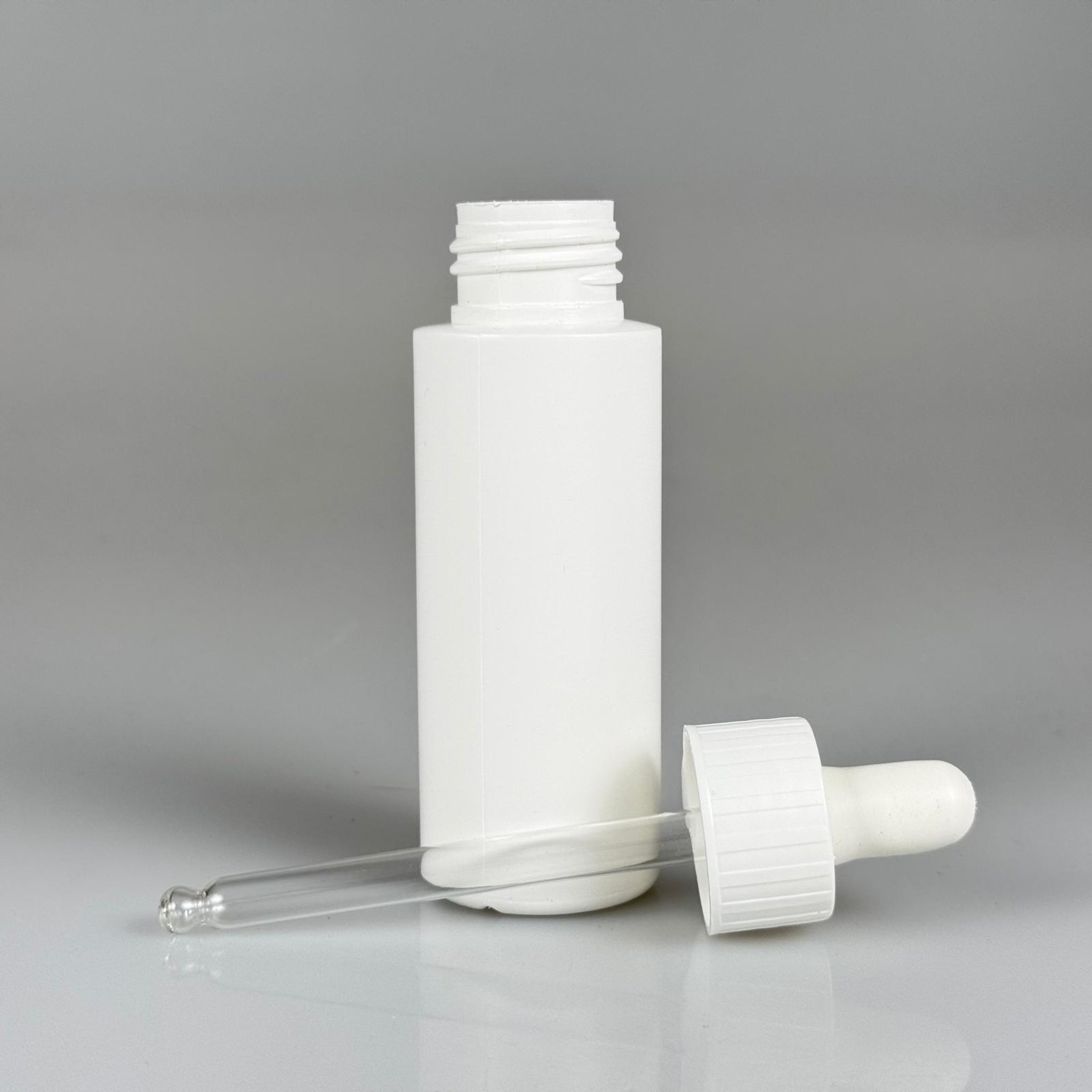 50 CC BEYAZ POLİETİLEN PLASTİK ŞİŞE + CAM DAMLALIKLI TAKIM - ( YANINDA EK OLARAK 66 MM KISA PLASTİK DAMLALIK ÇUBUK İLE GELİR ) - 50 ML DAMLALIKLI PLASTİK ŞİŞE