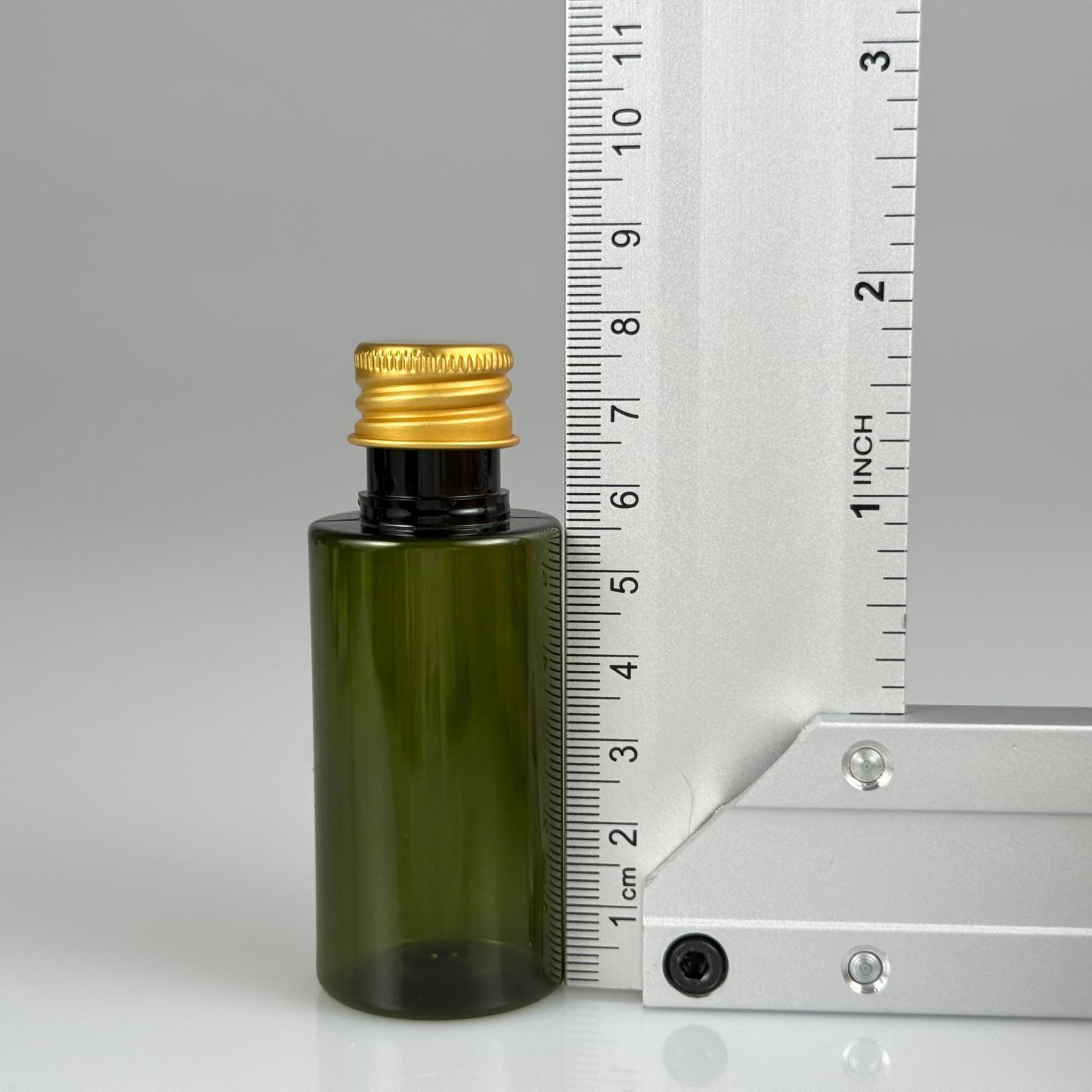 35 CC  SİLİNDİR YEŞİL PET ŞİŞE + KÖPÜK CONTALI GOLD ALÜMİNYUM METAL KAPAKLI + KÖR TIPALI TAKIM - 35 ML PLASTİK ŞİŞE