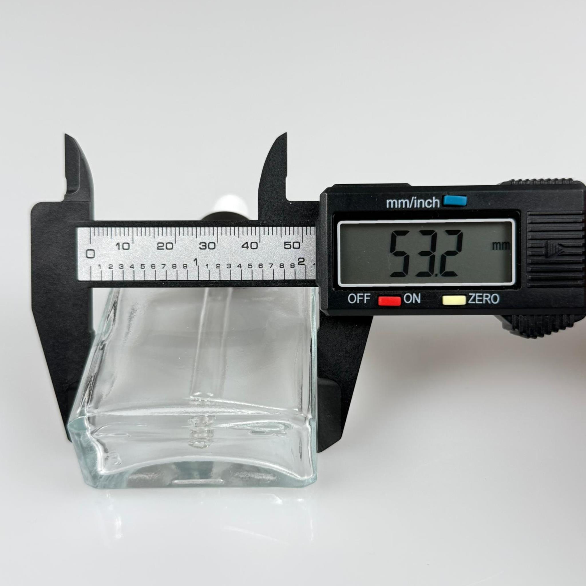 40 CC YASSI DİKDÖRTGEN KÖŞELİ KISA PRESTİJLİ CAM DAMLALIKLI ŞİŞE - BEYAZ EMZİK - SİYAH METALİK KAPAK - 40 ML CAM DAMLALIKLI ŞİŞE - DAMLALIKLI BOŞ ŞİŞE