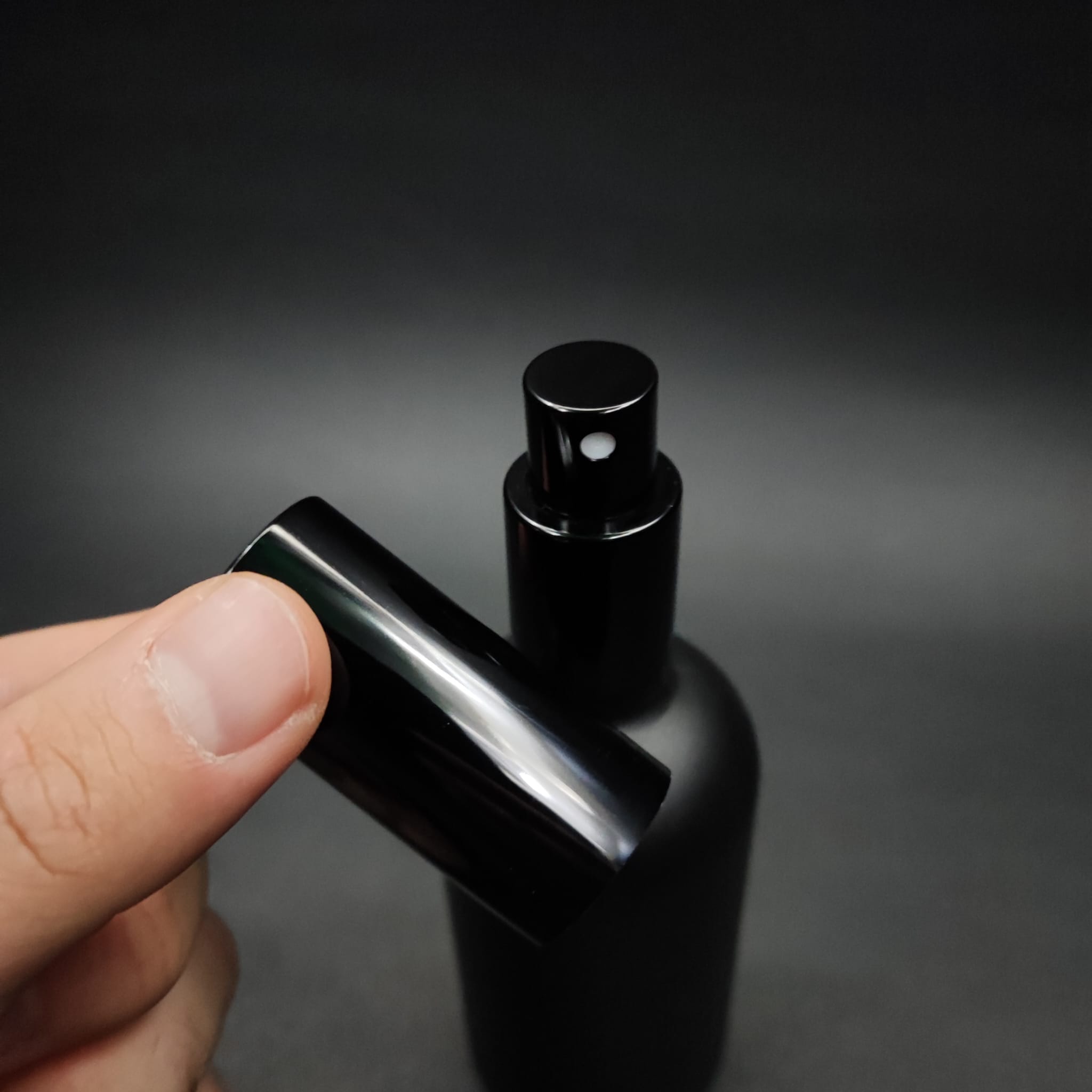 100 ML LÜKS VİDALI VALF ÇEVİRME PARFÜM ŞİŞELERİ - 100 CC MAT SİYAH CAM ŞİŞE - SİYAH METAL SPREYLİ KAPAKLI SET