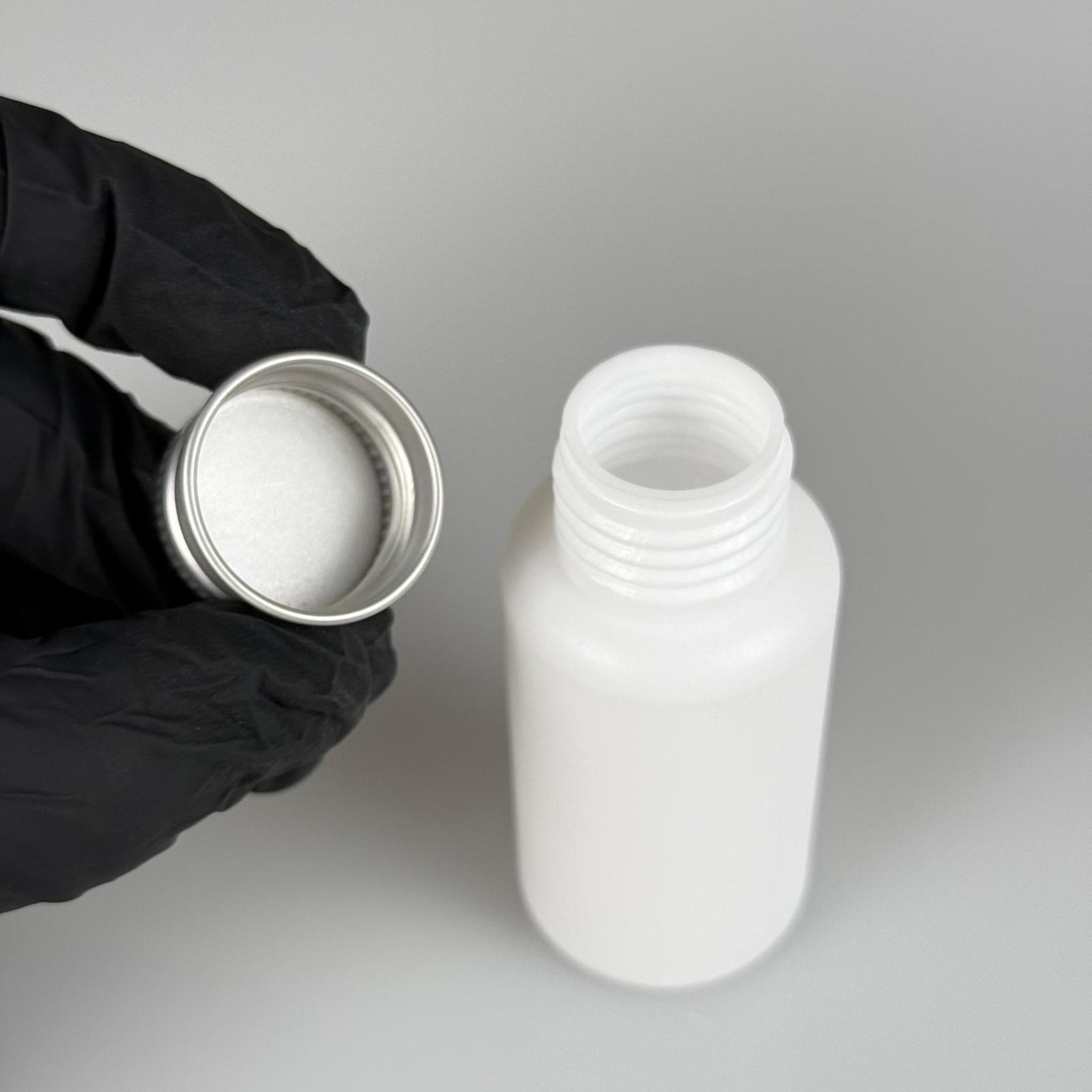 50 CC BEYAZ POLİETİLEN PLASTİK ASETON ŞİŞESİ ( 24 AĞIZ ) + KÖPÜK CONTALI GÜMÜŞ METAL ALÜMİNYUM KAPAK TAKIM - 50 ML BEYAZ PLASTİK ASETON ŞİŞELERİ