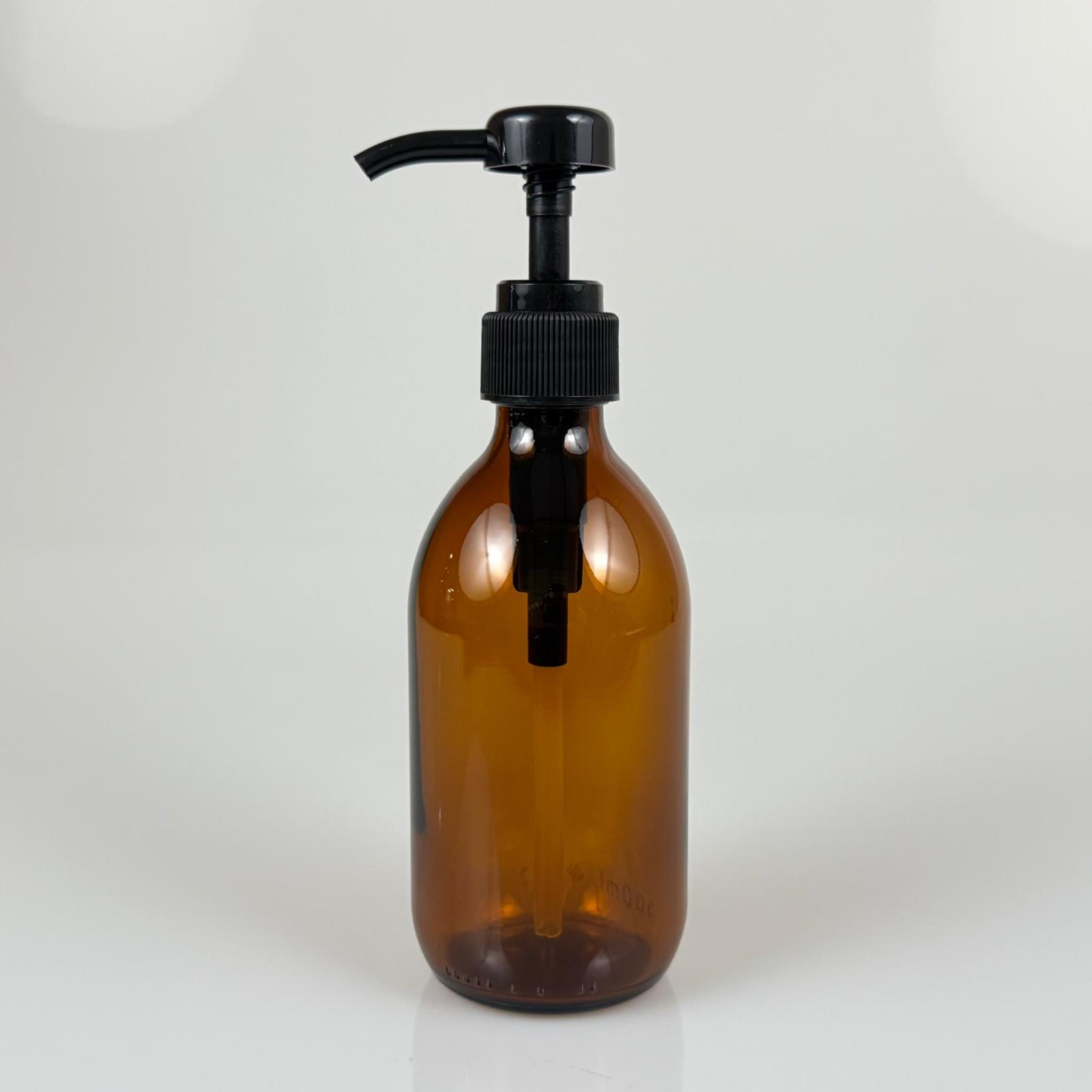 300 CC CAM AMBER KAHVERENGİ MODEL ŞİŞE - SİYAH DOZAJ POMPALI (HER BASMADA 4 CC SIVI ATAR) - 300 ML POMPALI ŞİŞE - ŞURUP, ŞAMPUAN, KREM GİBİ YOĞUN KIVAMLI SIVILARDA KULLANILIR