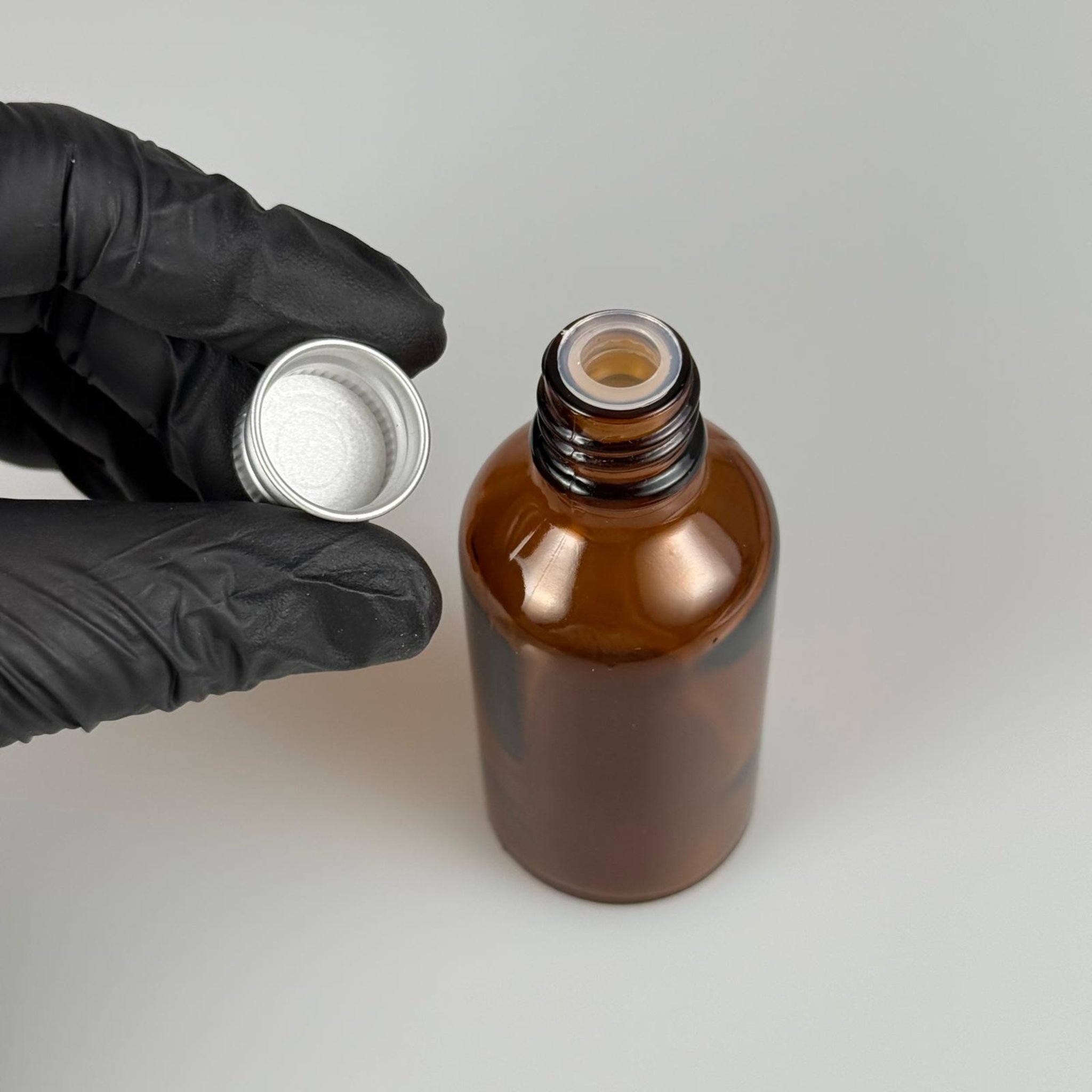 50 CC AMBER CAM ŞİŞE + KÖPÜK CONTALI GÜMÜŞ ALÜMİNYUM METAL KAPAKLI + KÖR TIPALI TAKIM - 50 ML KAHVERENGİ CAM ŞİŞE